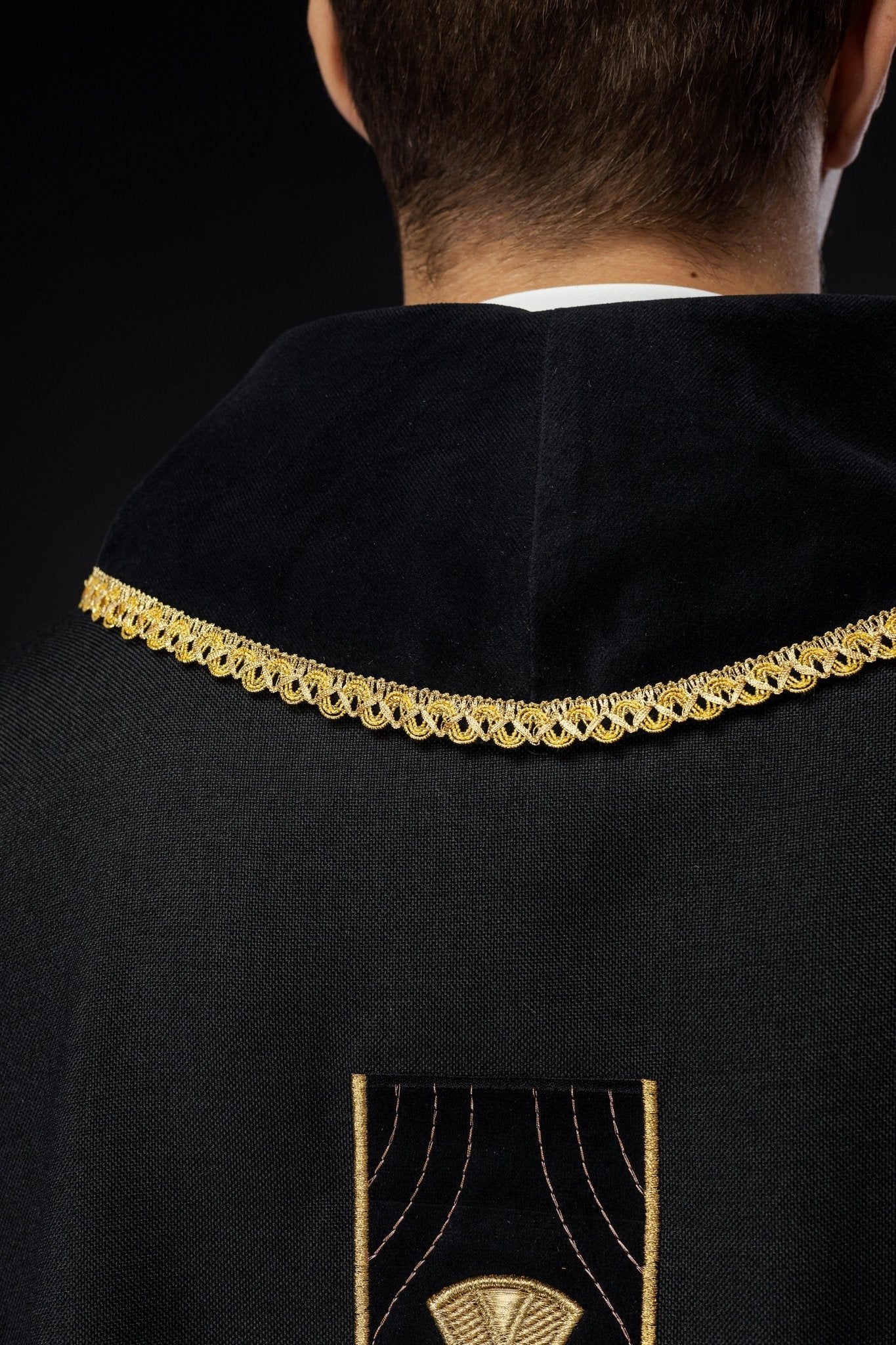 Casulla en cruces de oro bordadas y ribete del cuello en negro S - 7068 - 07 - 70 - CASULLAS.ES