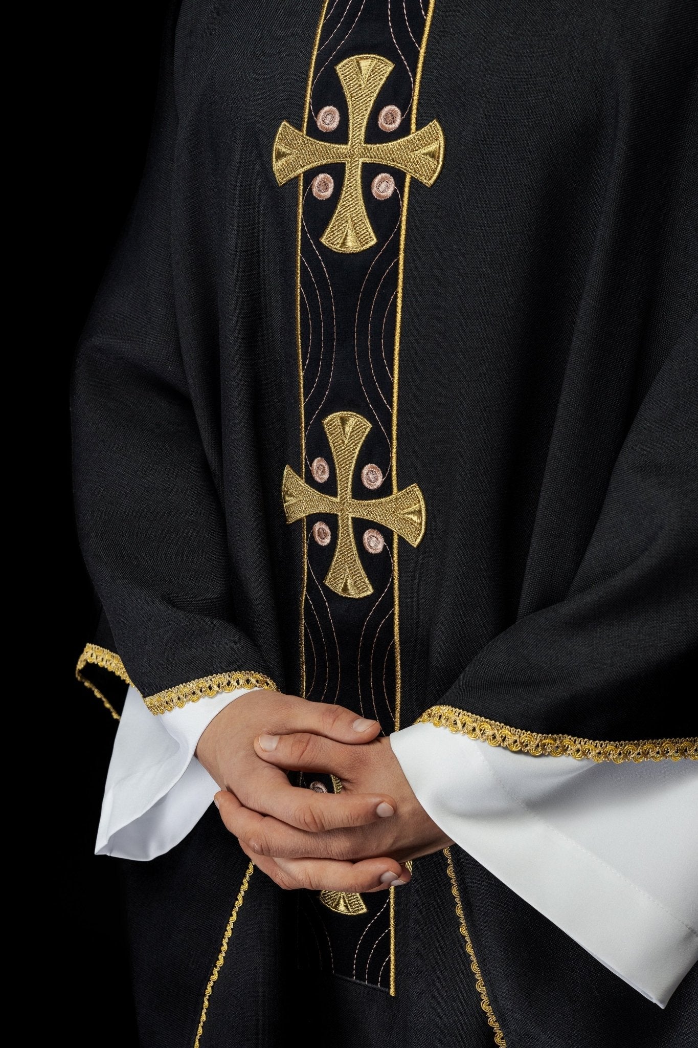 Casulla en cruces de oro bordadas y ribete del cuello en negro S - 7068 - 07 - 70 - CASULLAS.ES