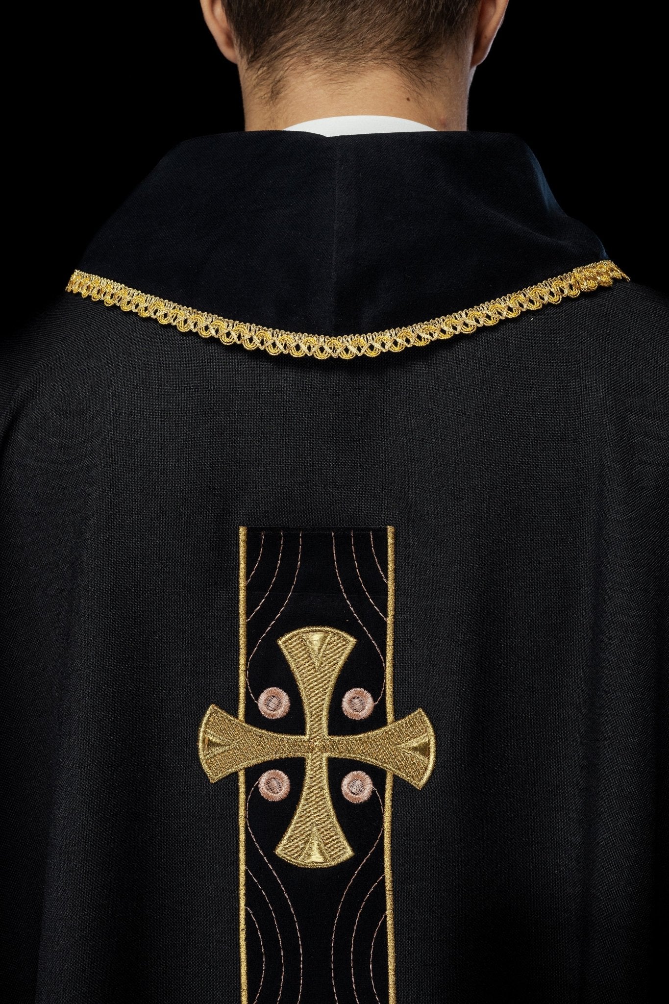 Casulla en cruces de oro bordadas y ribete del cuello en negro S - 7068 - 07 - 70 - CASULLAS.ES