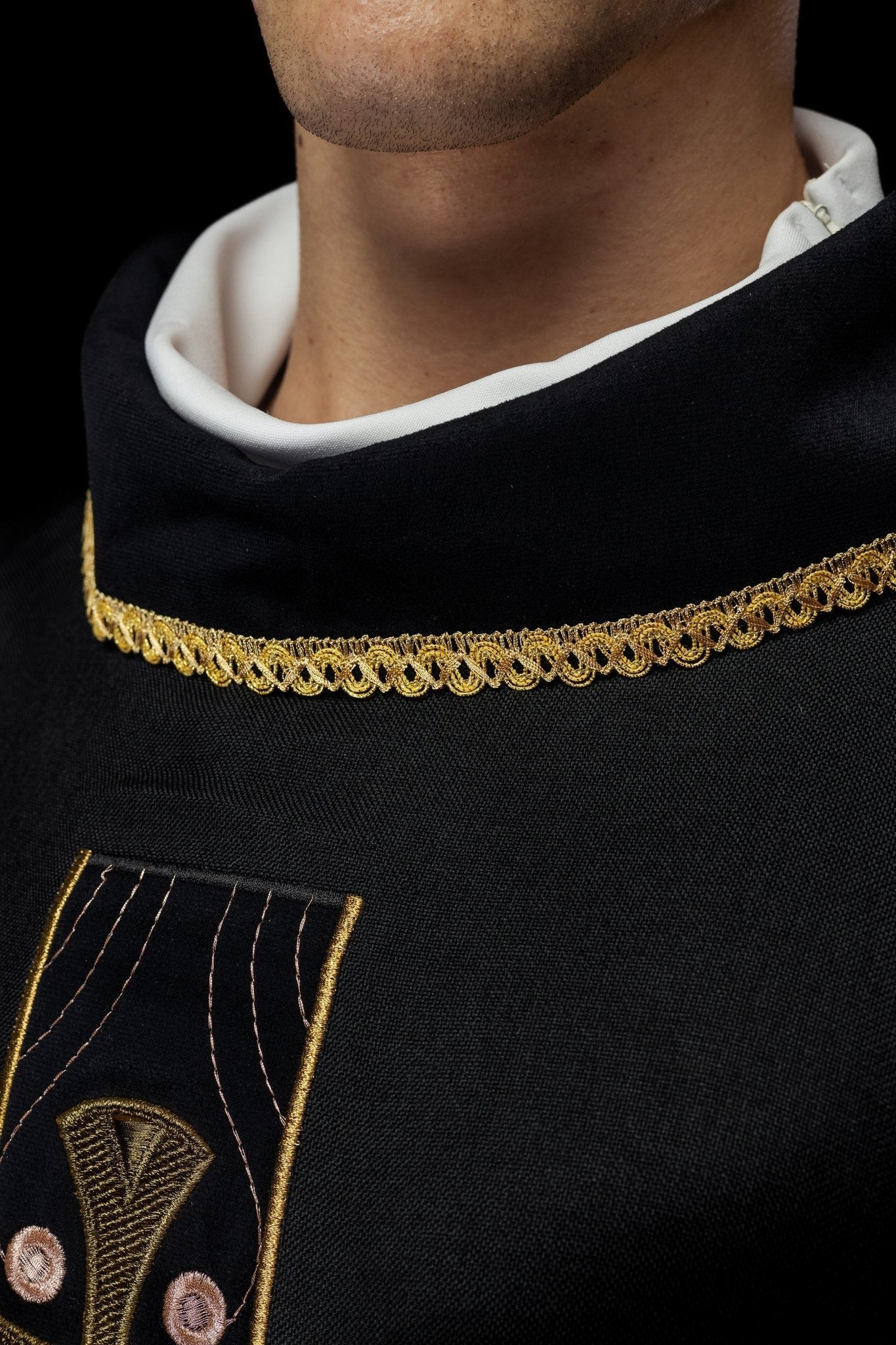 Casulla en cruces de oro bordadas y ribete del cuello en negro S - 7068 - 07 - 70 - CASULLAS.ES