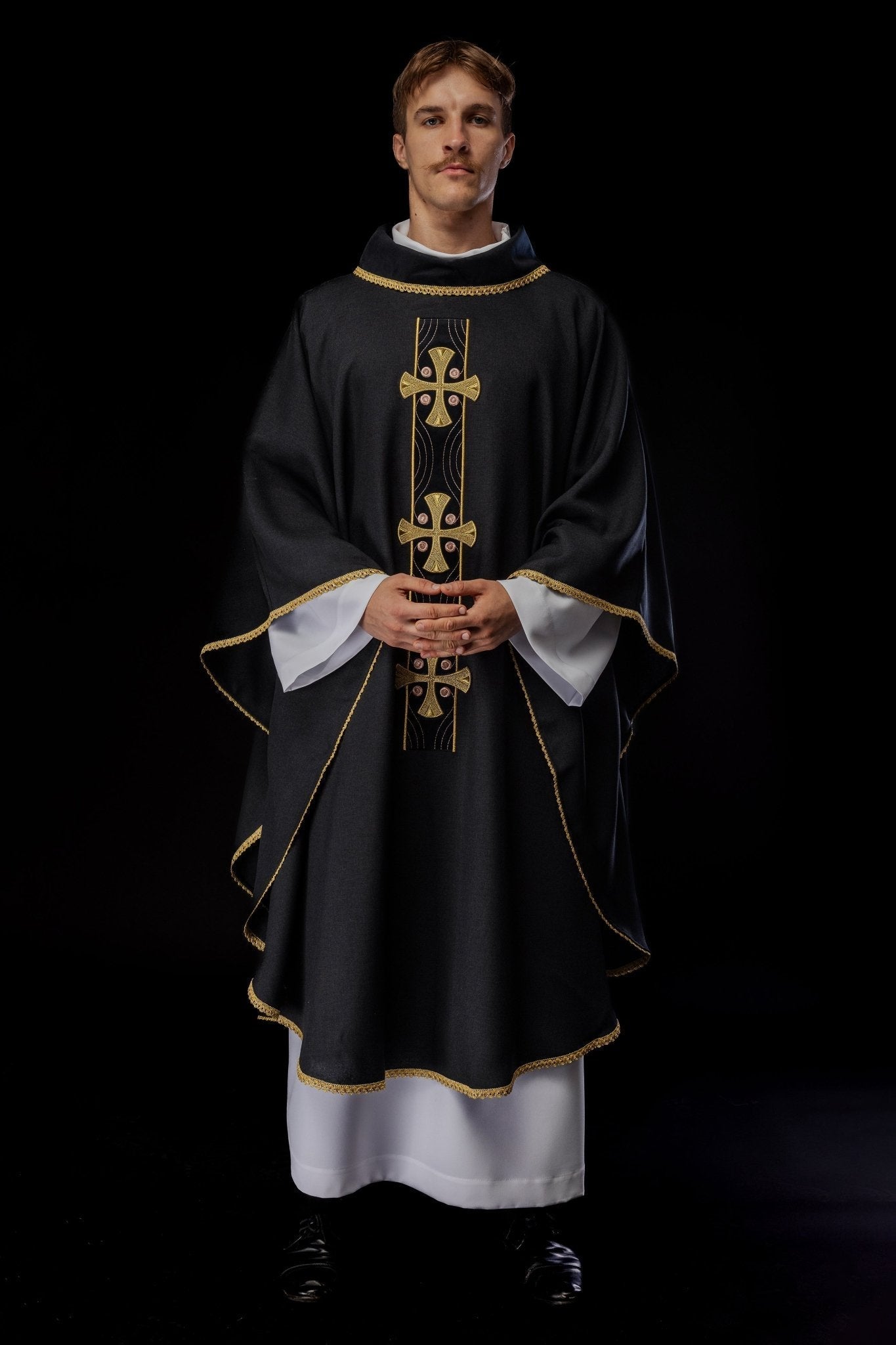Casulla en cruces de oro bordadas y ribete del cuello en negro S - 7068 - 07 - 70 - CASULLAS.ES