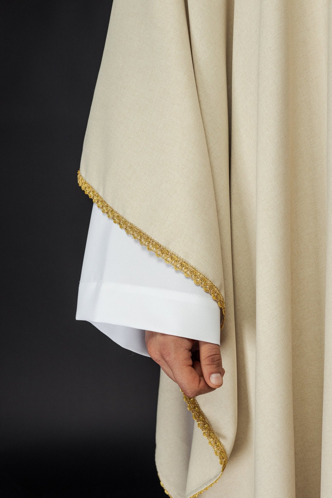 Casulla en cruces de oro bordadas y ribetes del cuello en crudo S - 7068 - 05 - 70 - CASULLAS.ES