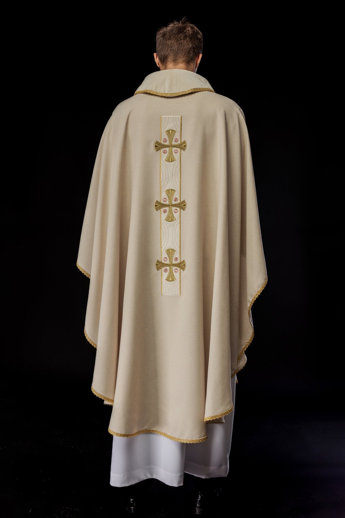 Casulla en cruces de oro bordadas y ribetes del cuello en crudo S - 7068 - 05 - 70 - CASULLAS.ES