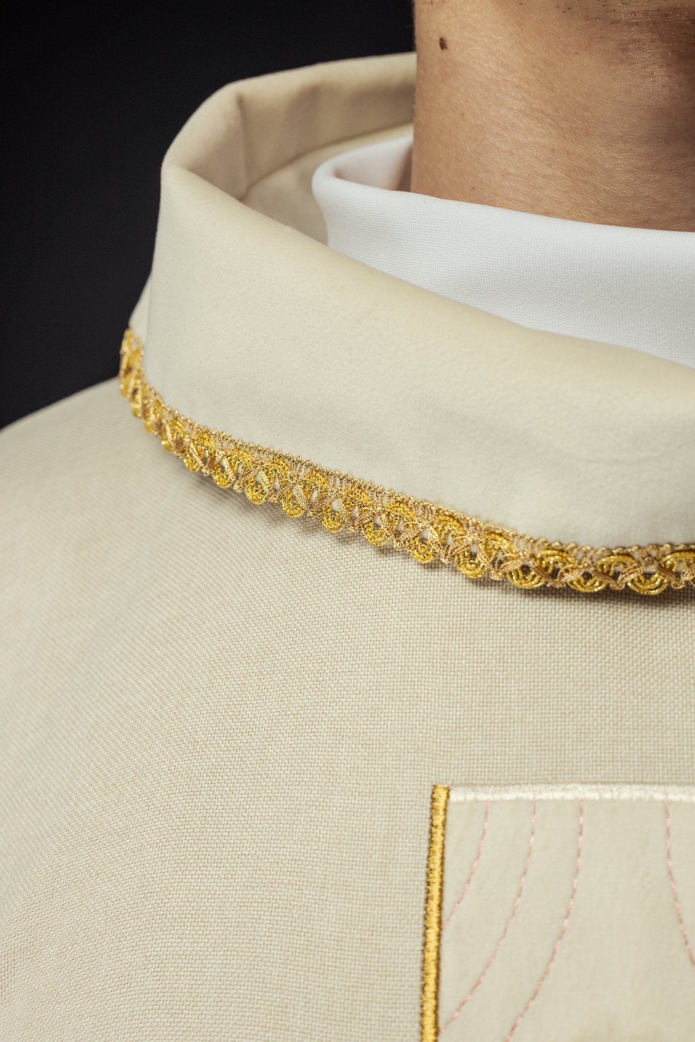 Casulla en cruces de oro bordadas y ribetes del cuello en crudo S - 7068 - 05 - 70 - CASULLAS.ES