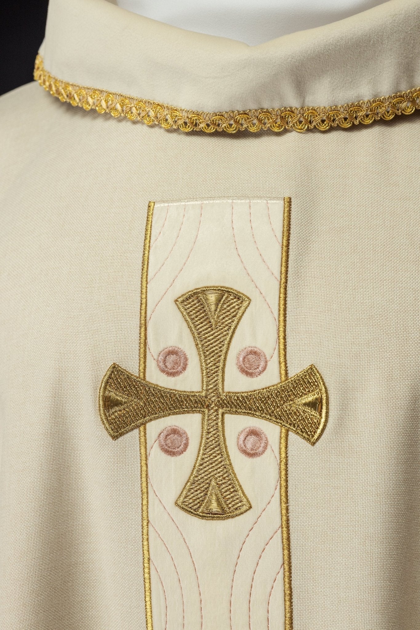 Casulla en cruces de oro bordadas y ribetes del cuello en crudo S - 7068 - 05 - 70 - CASULLAS.ES