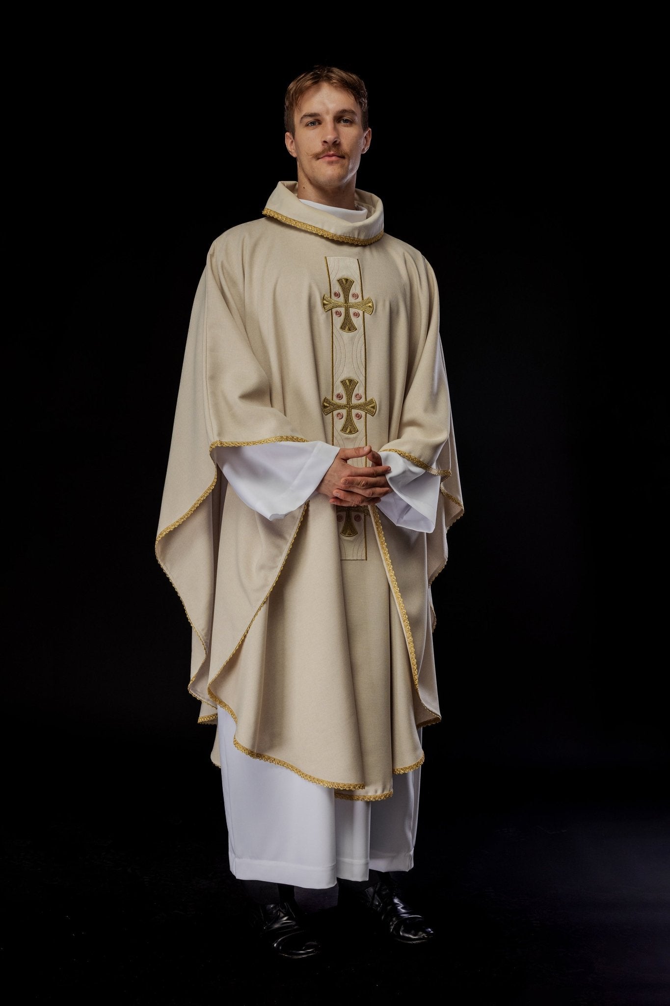 Casulla en cruces de oro bordadas y ribetes del cuello en crudo S - 7068 - 05 - 70 - CASULLAS.ES