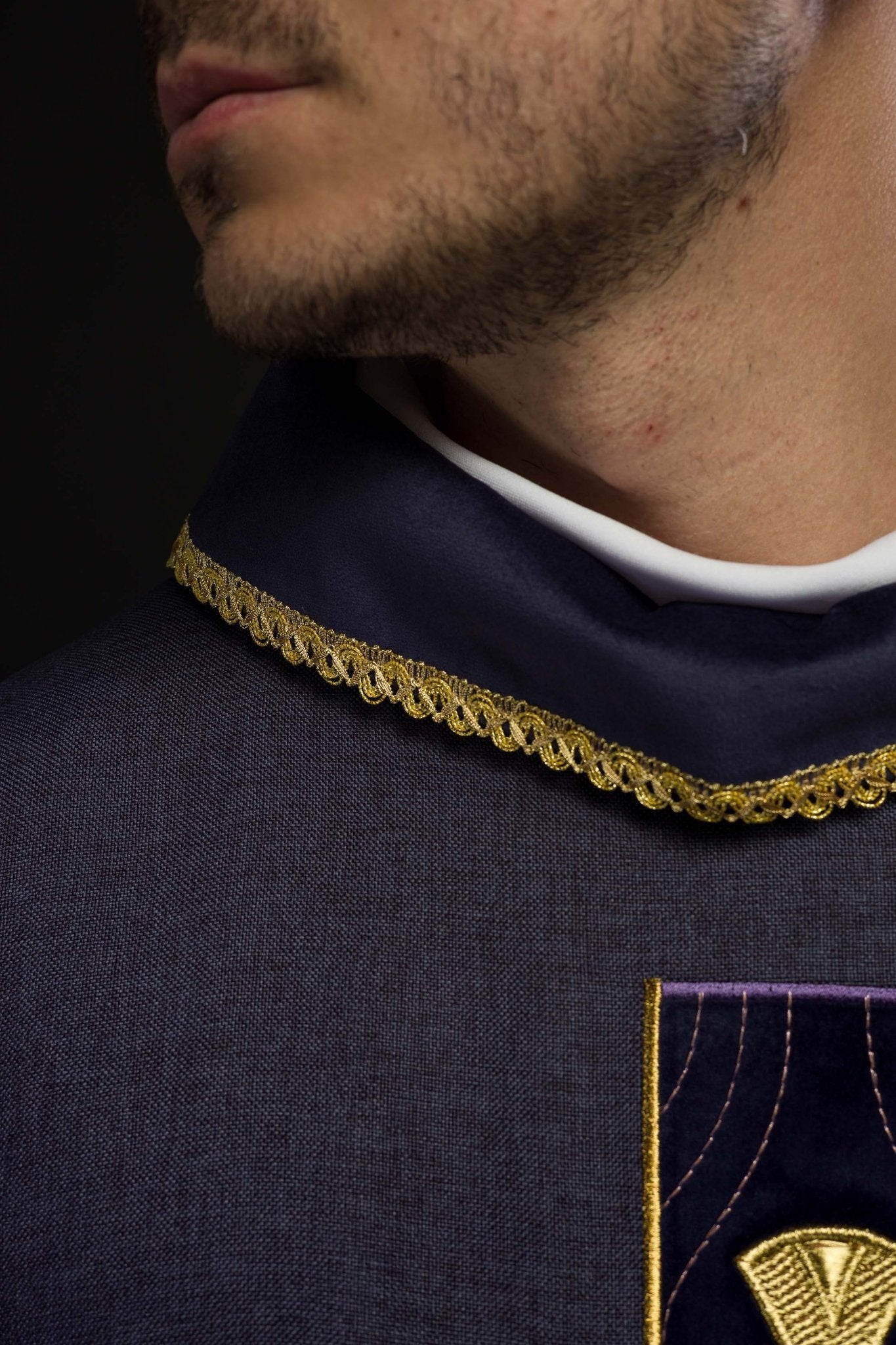 Casulla en cruces de oro bordadas y ribetes en el cuello en morado S - 7068 - 03 - 70 - CASULLAS.ES