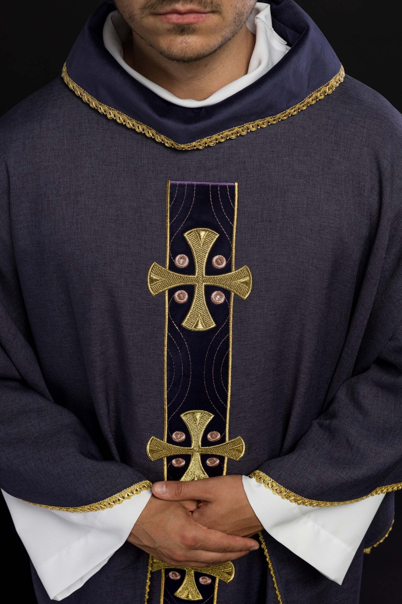 Casulla en cruces de oro bordadas y ribetes en el cuello en morado S - 7068 - 03 - 70 - CASULLAS.ES