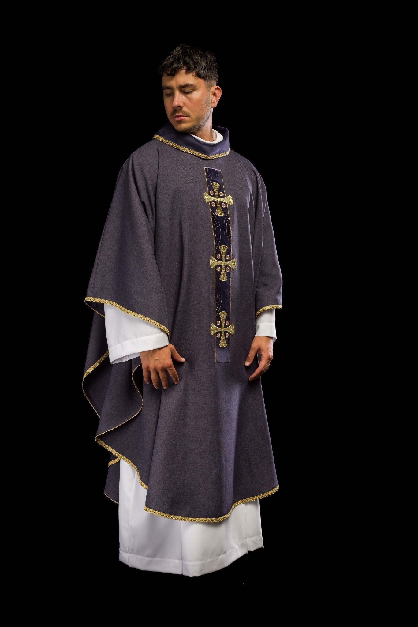 Casulla en cruces de oro bordadas y ribetes en el cuello en morado S - 7068 - 03 - 70 - CASULLAS.ES