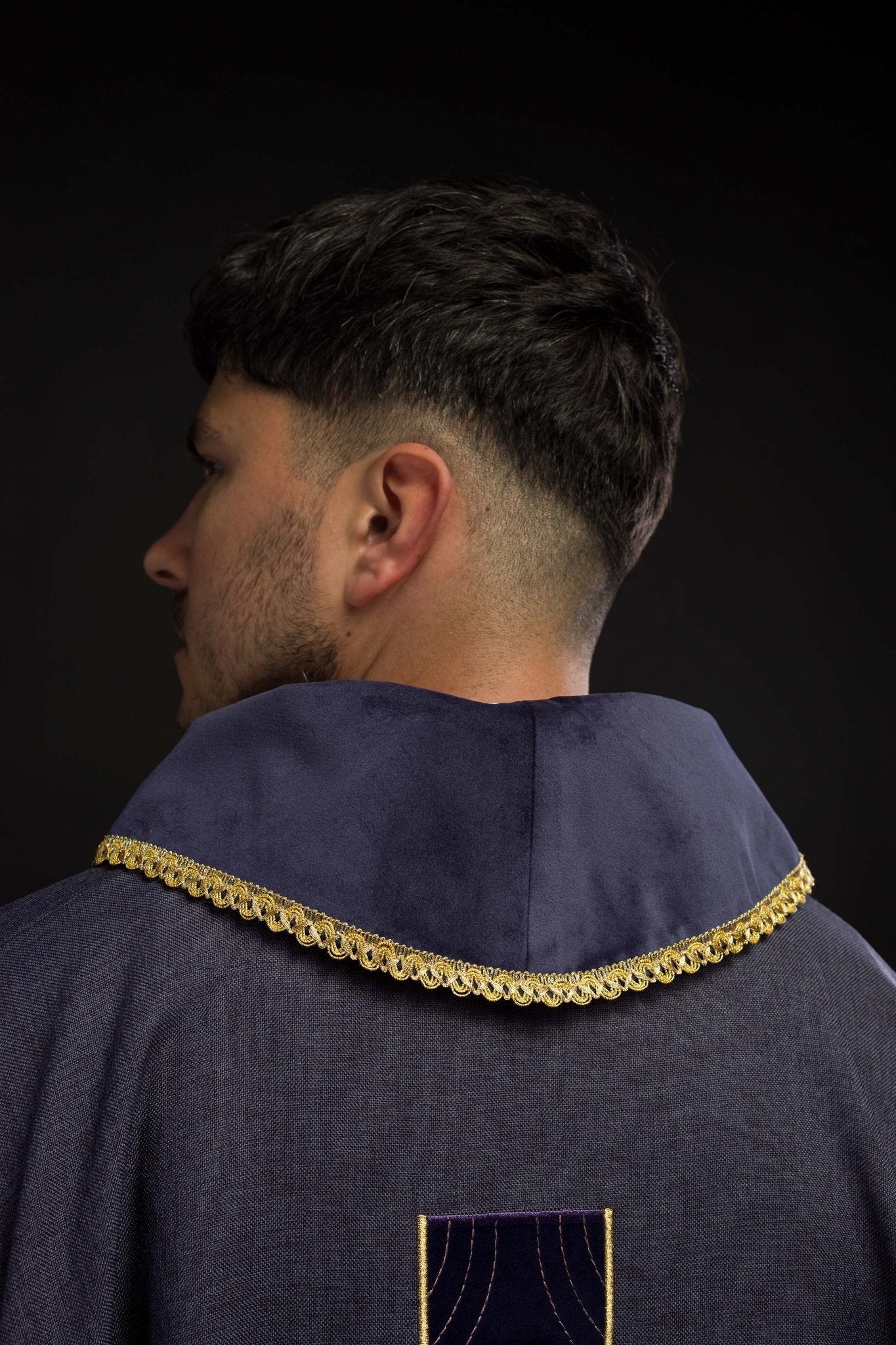 Casulla en cruces de oro bordadas y ribetes en el cuello en morado S - 7068 - 03 - 70 - CASULLAS.ES