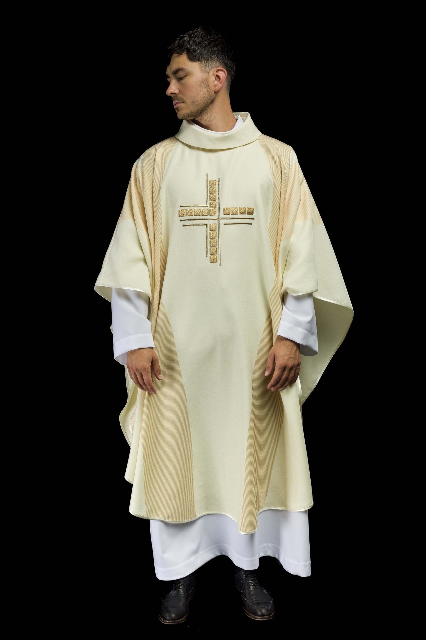 Casulla en marfil con Cruz bordada HA7036-05 ECRU - CASULLAS.ES