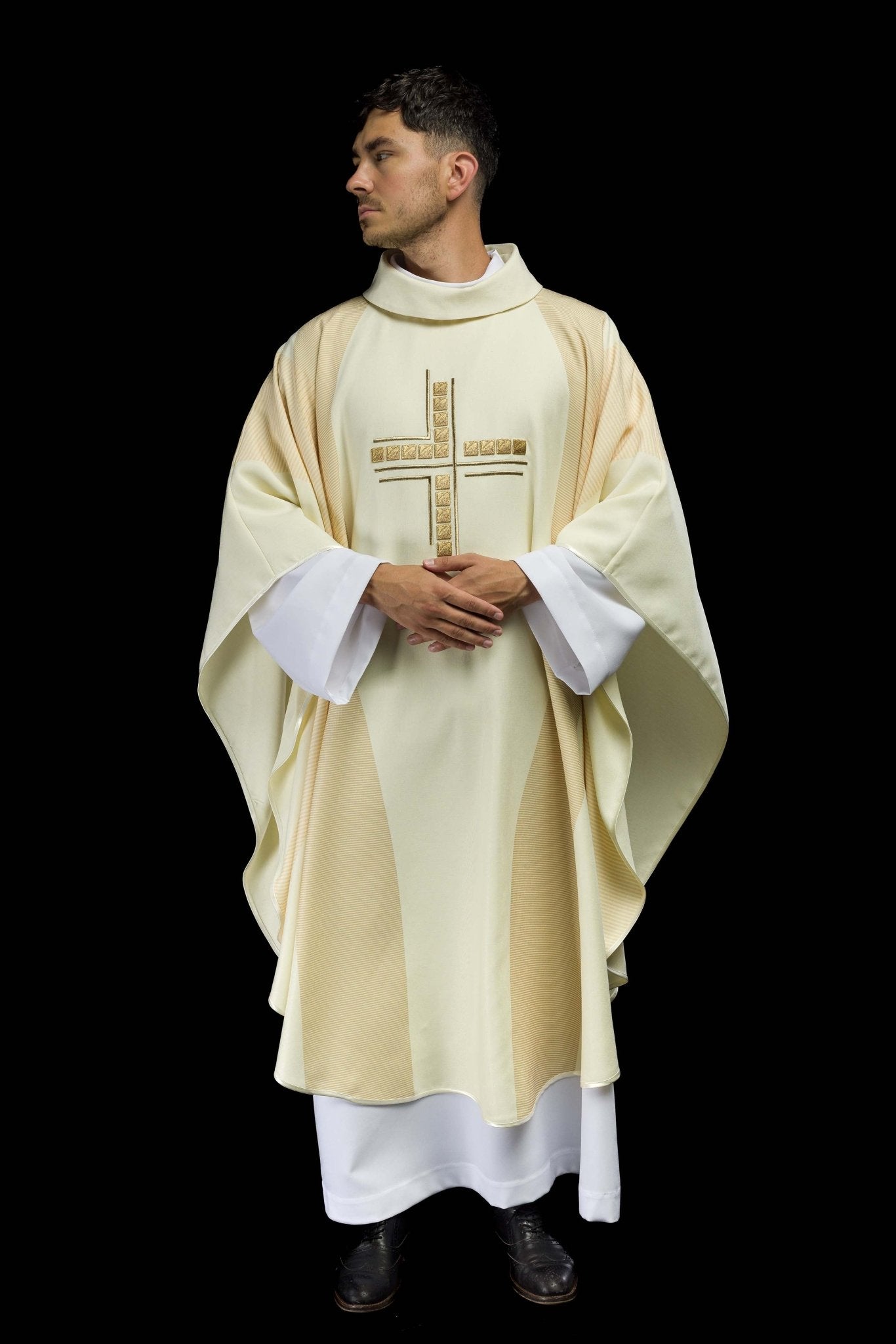 Casulla en marfil con Cruz bordada HA7036-05 ECRU - CASULLAS.ES