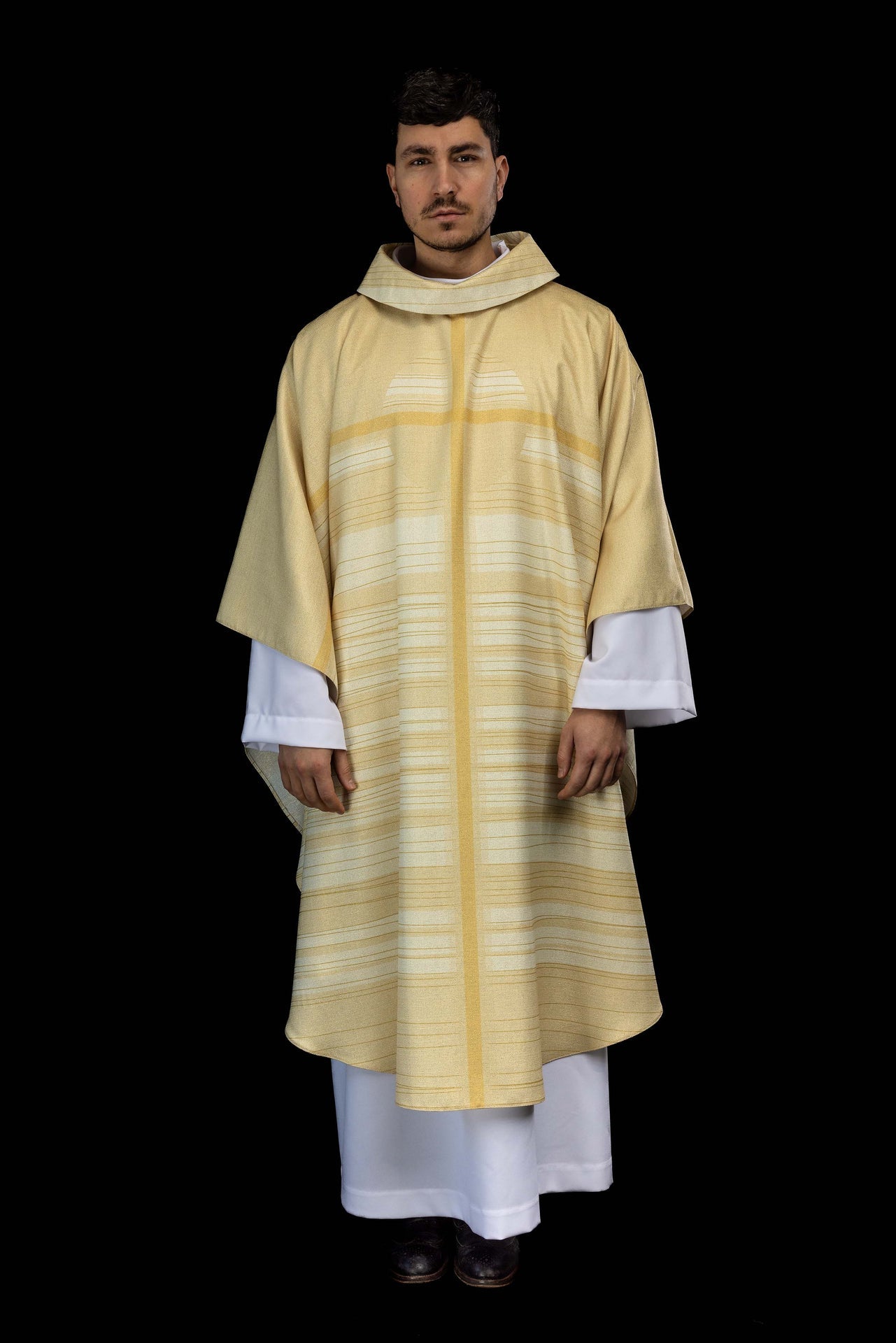 Casulla estampada color ecru con motivo de cruz KOD/7010/05/40 - CASULLAS.ES