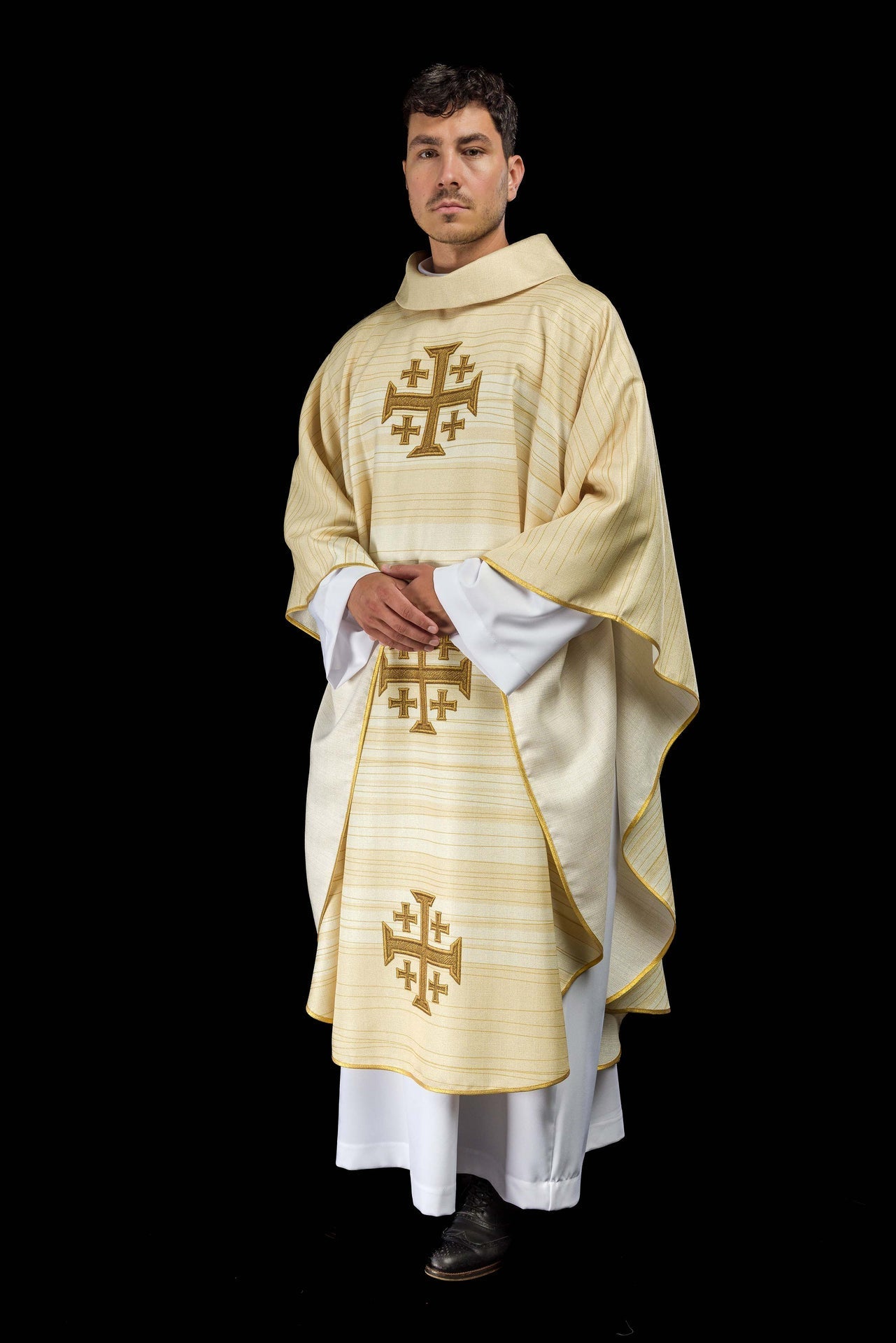 Casulla estampada con la Cruz de Jerusalén – color ecru KOD/7001/05/40 - CASULLAS.ES