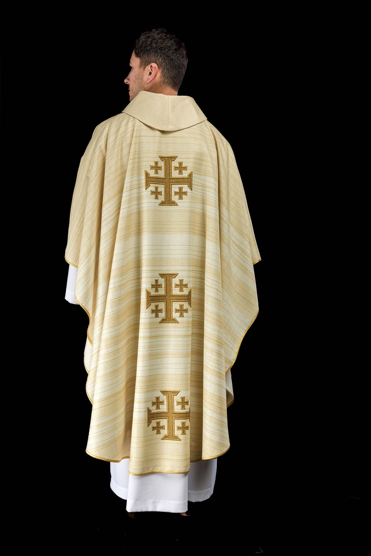 Casulla estampada con la Cruz de Jerusalén – color ecru KOD/7001/05/40 - CASULLAS.ES