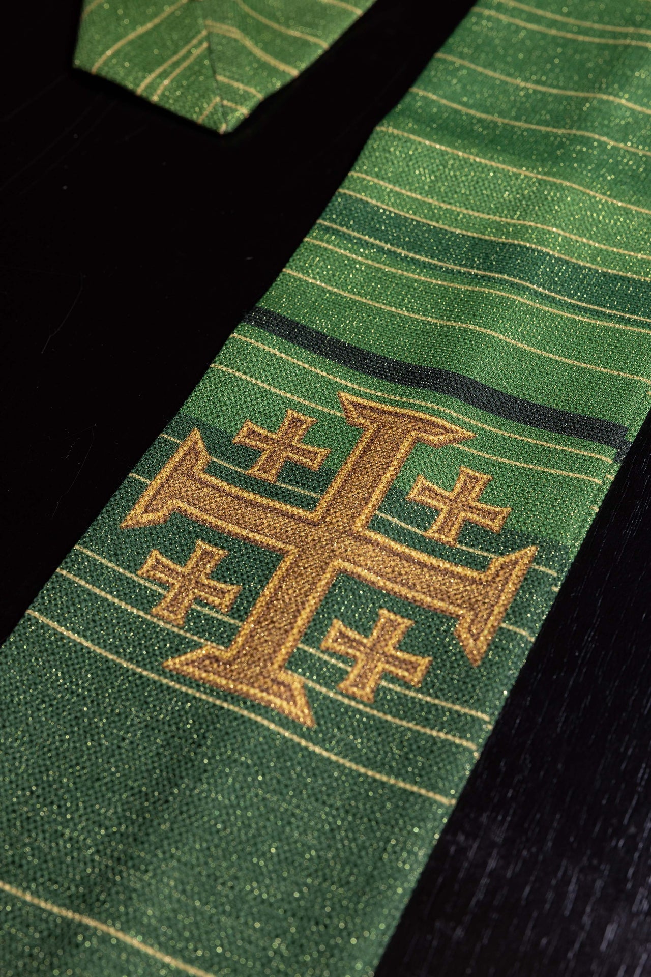 Casulla estampada con la Cruz de Jerusalén en color verde KOD/7001/01/40 - CASULLAS.ES