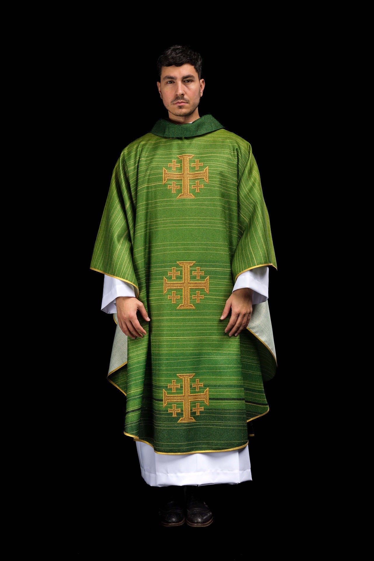 Casulla estampada con la Cruz de Jerusalén en color verde KOD/7001/01/40 - CASULLAS.ES