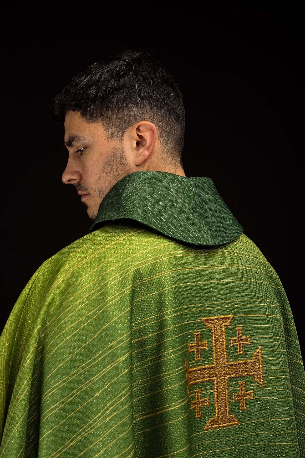 Casulla estampada con la Cruz de Jerusalén en color verde KOD/7001/01/40 - CASULLAS.ES
