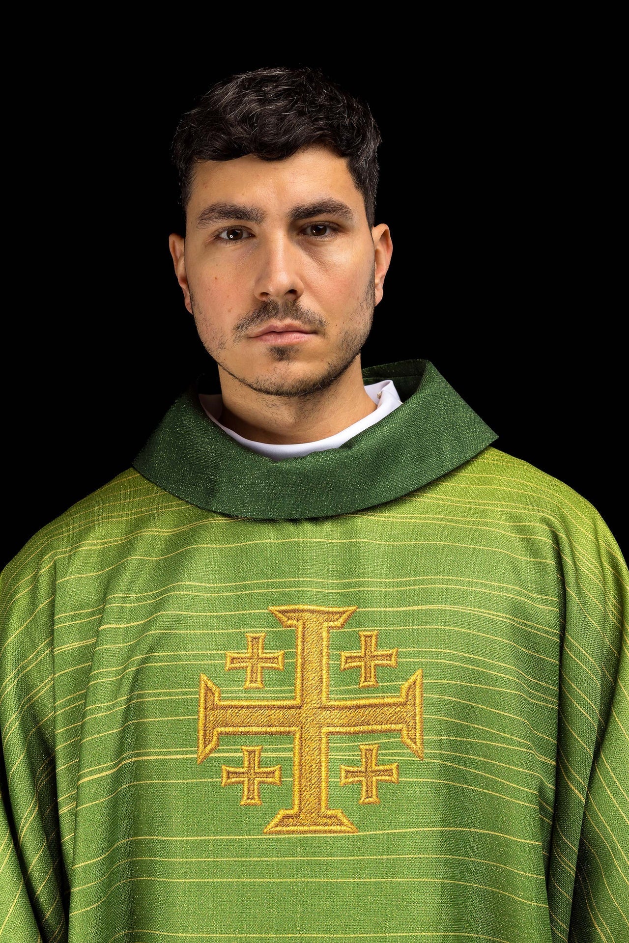 Casulla estampada con la Cruz de Jerusalén en color verde KOD/7001/01/40 - CASULLAS.ES