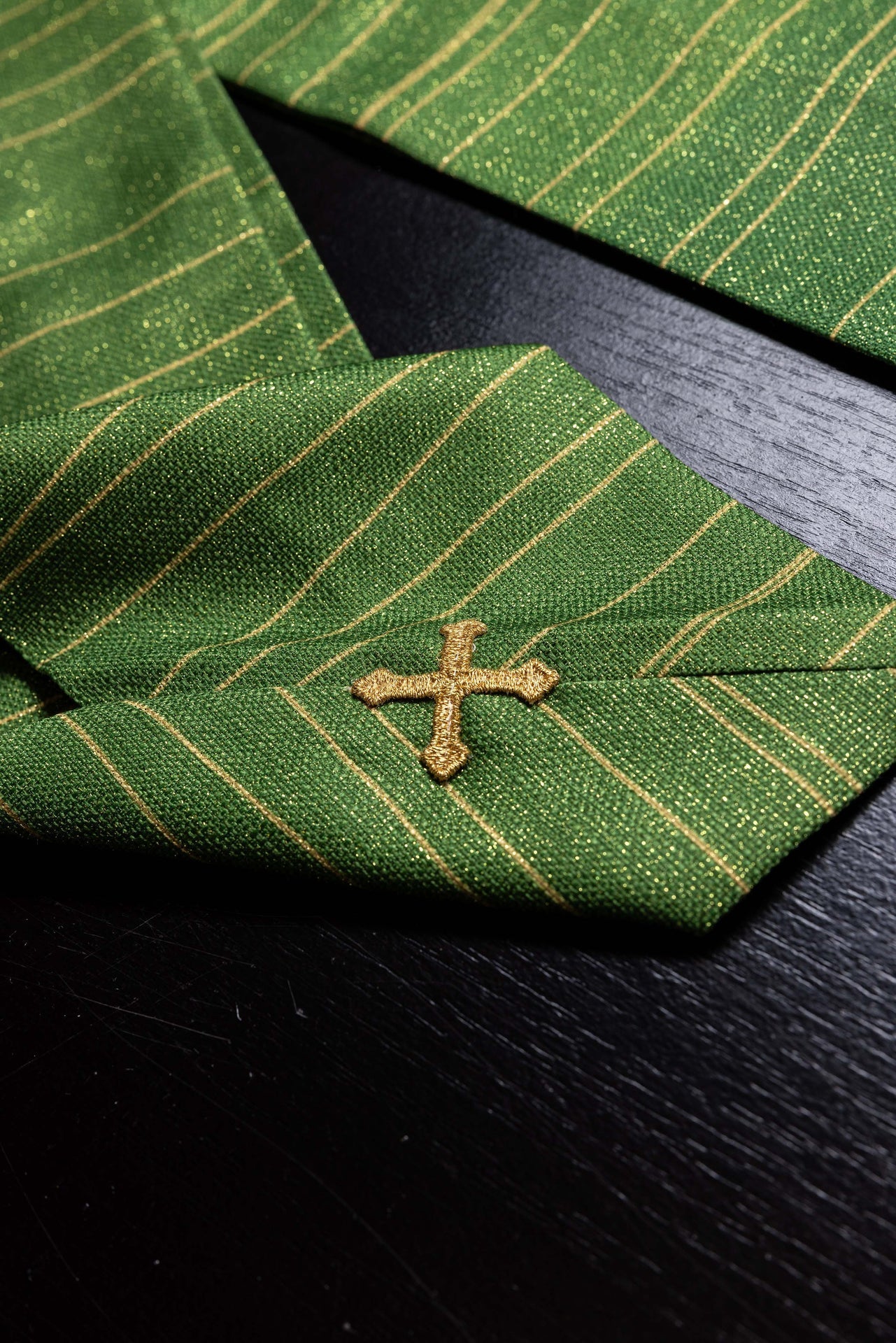 Casulla estampada con la Cruz de Jerusalén en color verde KOD/7001/01/40 - CASULLAS.ES
