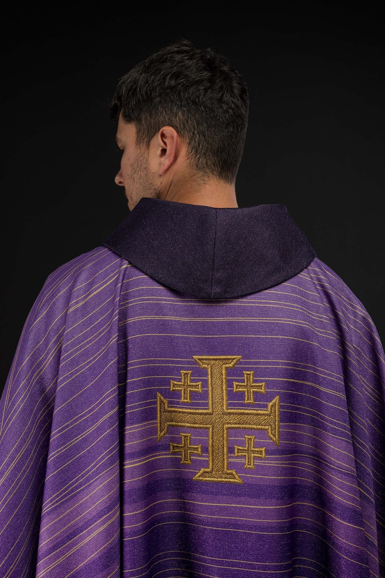 Casulla estampada con la Cruz de Jerusalén – violeta KOD/7001/03/40 - CASULLAS.ES
