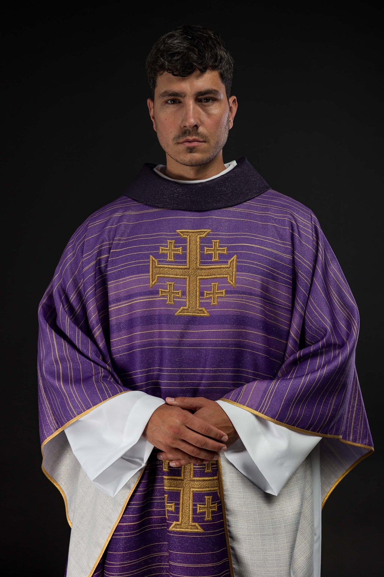 Casulla estampada con la Cruz de Jerusalén – violeta KOD/7001/03/40 - CASULLAS.ES