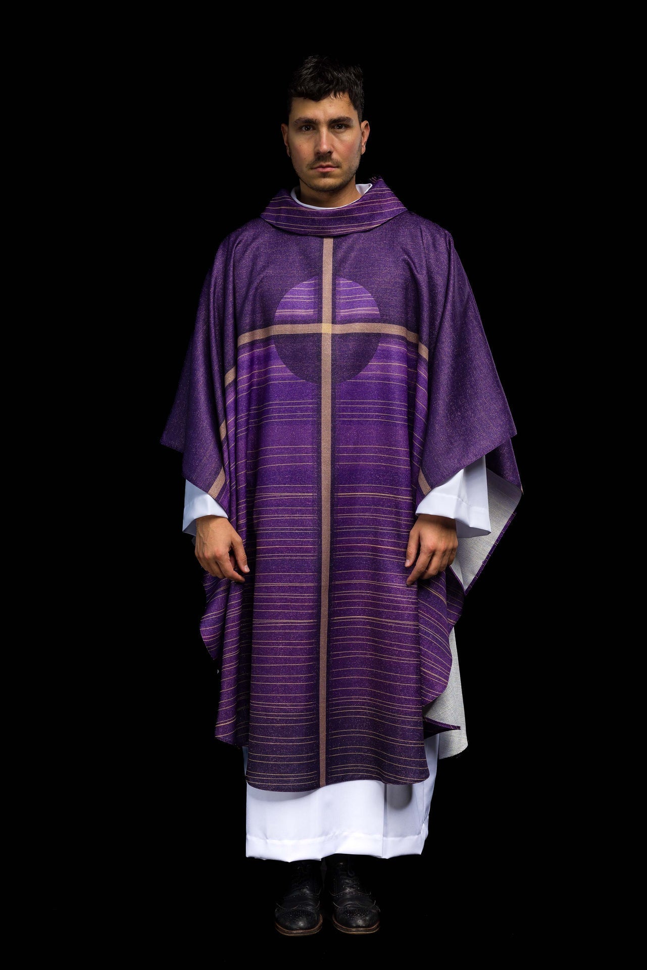 Casulla estampada morada con motivo de cruz KOD/7010/03/40 - CASULLAS.ES