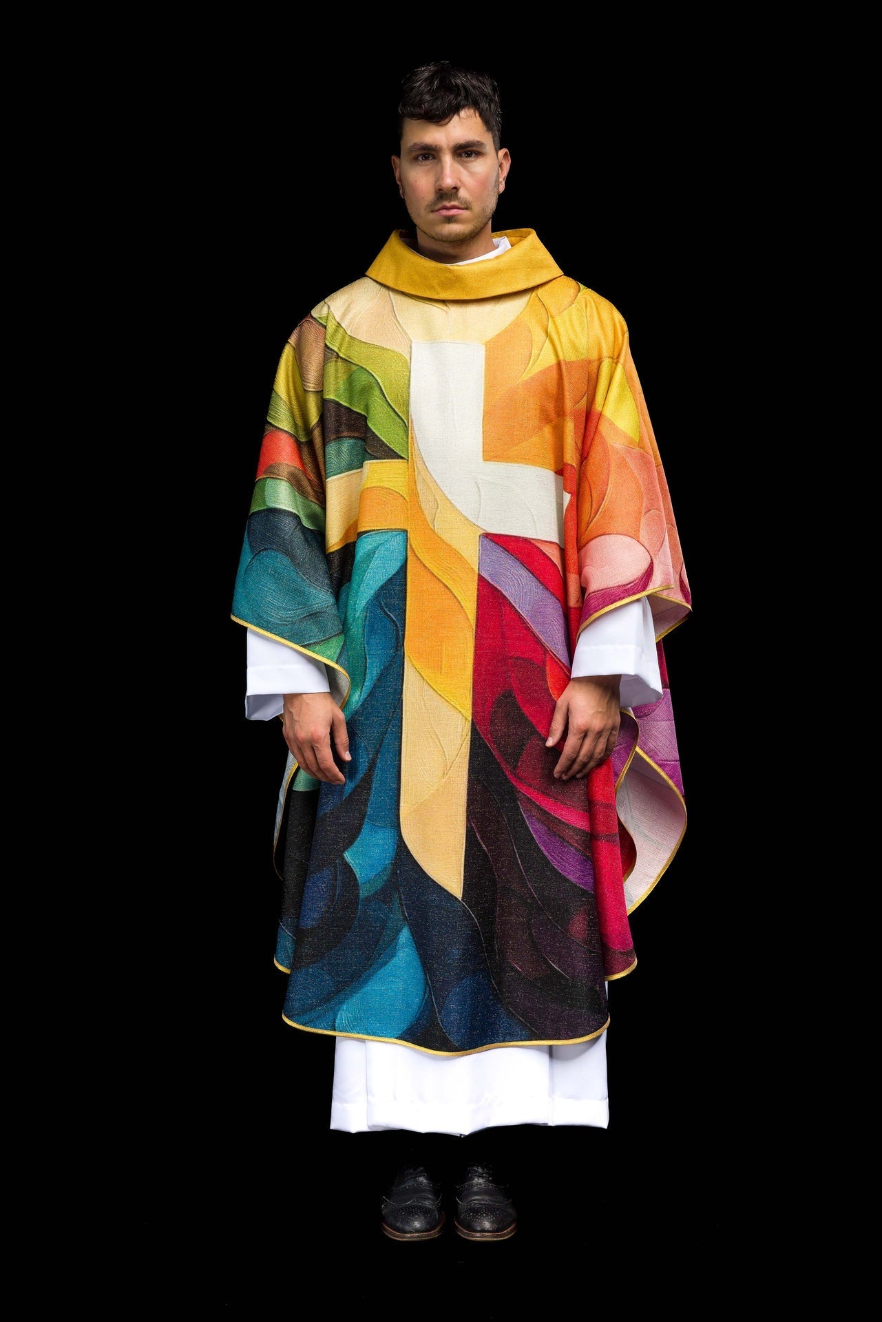 Casulla estampada multicolor con motivo de cruz KOD/7005/99/40 - CASULLAS.ES