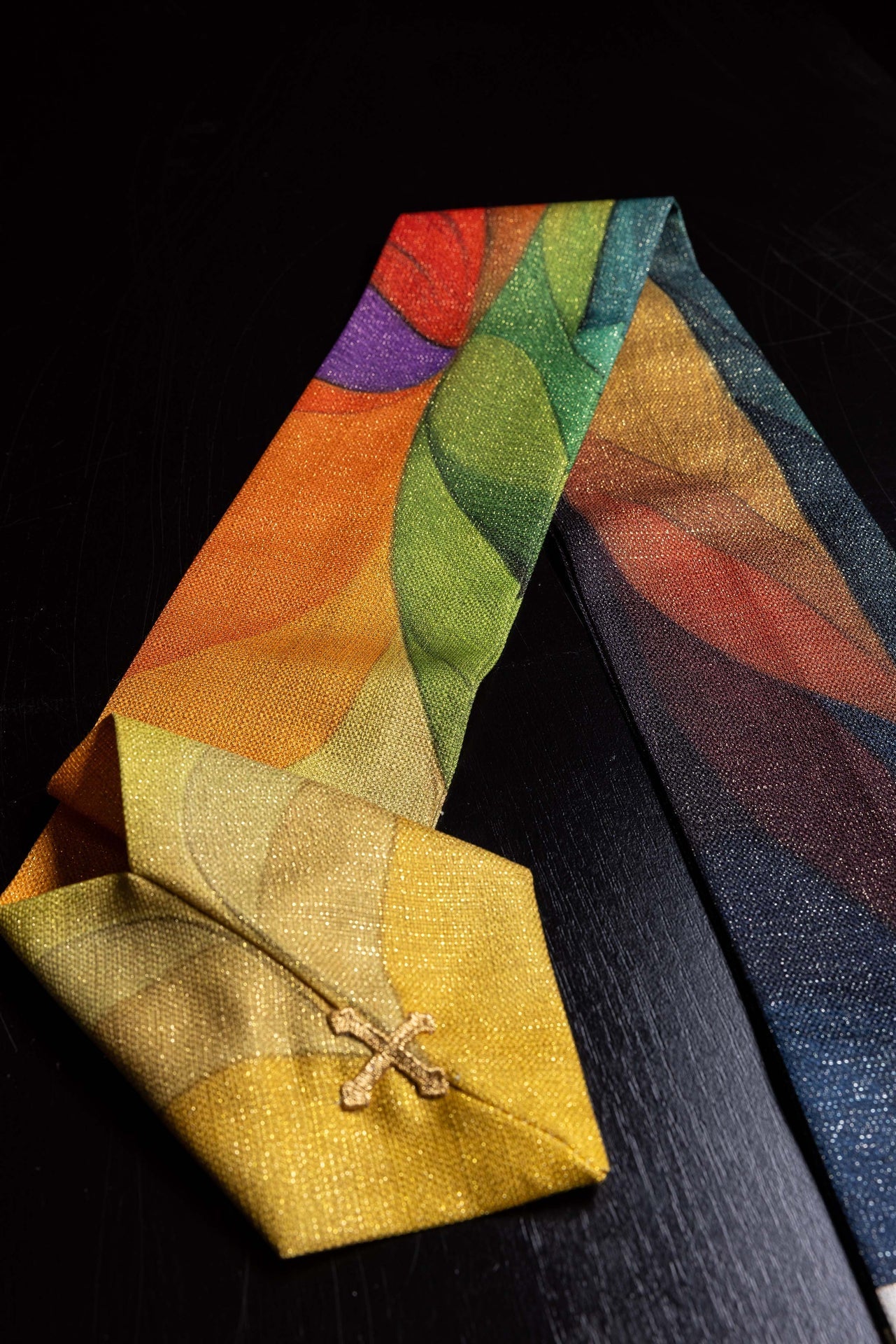 Casulla estampada multicolor con motivo de cruz KOD/7005/99/40 - CASULLAS.ES
