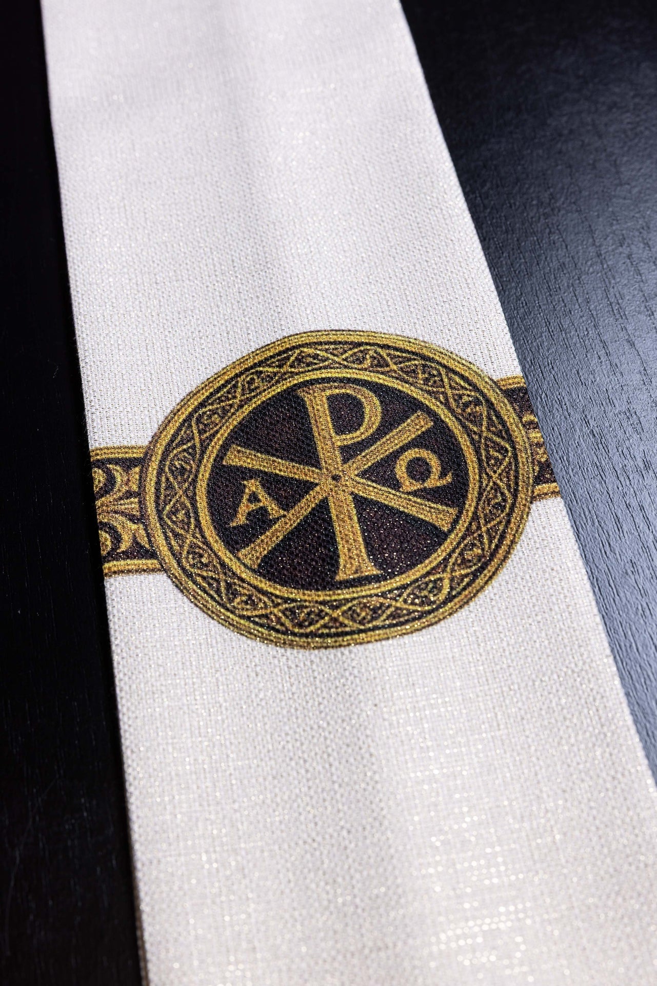 Casulla estampada Pax Ecru con rica decoración dorada KOD/7009/05/40 - CASULLAS.ES
