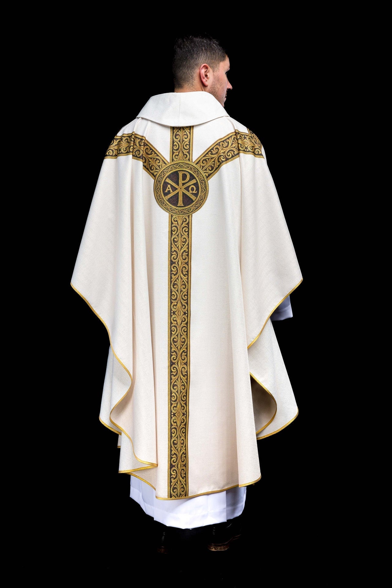 Casulla estampada Pax Ecru con rica decoración dorada KOD/7009/05/40 - CASULLAS.ES