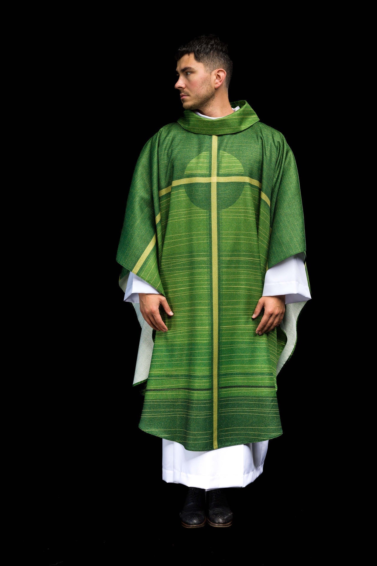 Casulla estampada verde con motivo de cruz KOD/7010/01/40 - CASULLAS.ES