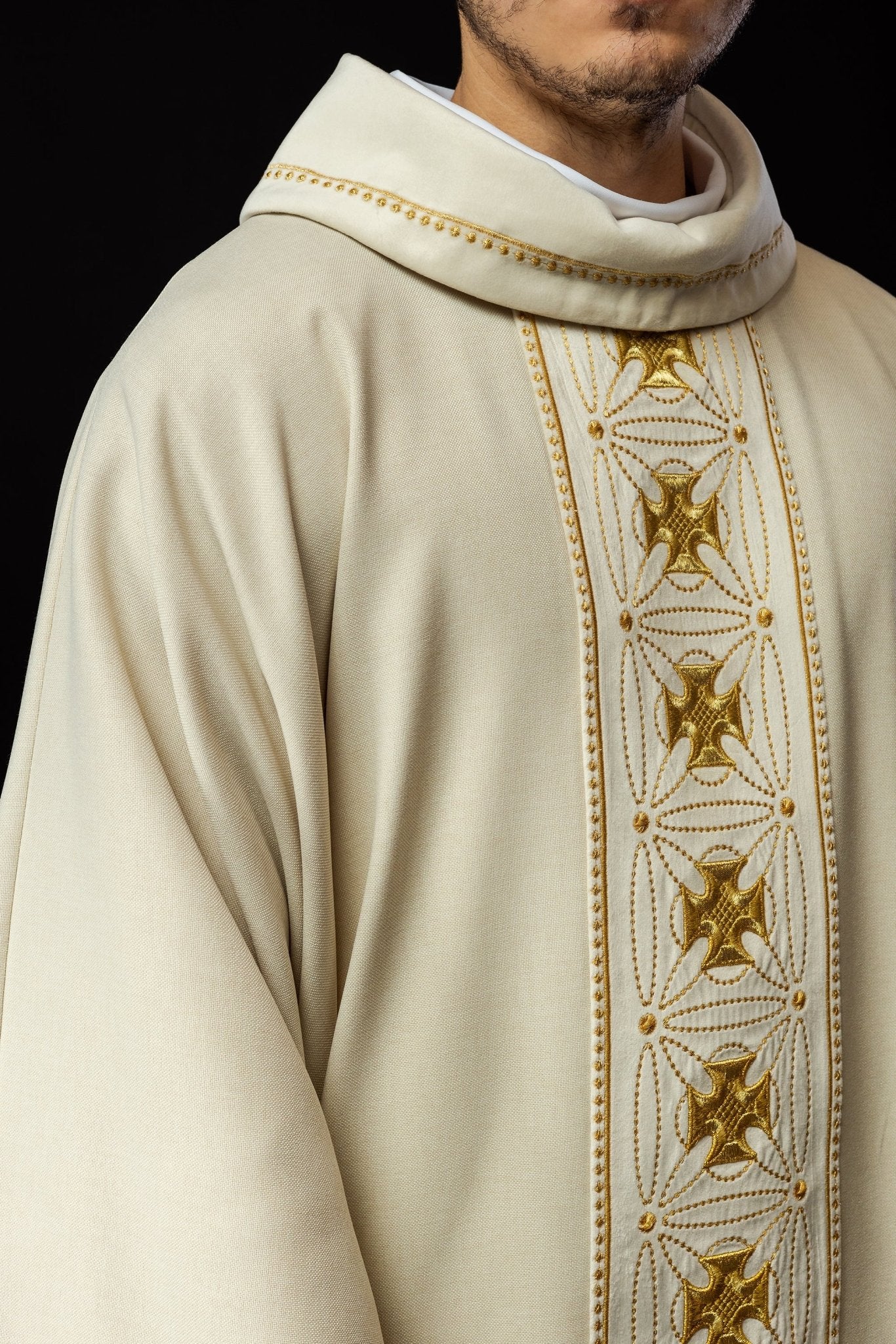 Casulla litúrgica con cinturón ricamente decorado con cruces de color crudo S - 7071 - 05 - 70 - CASULLAS.ES