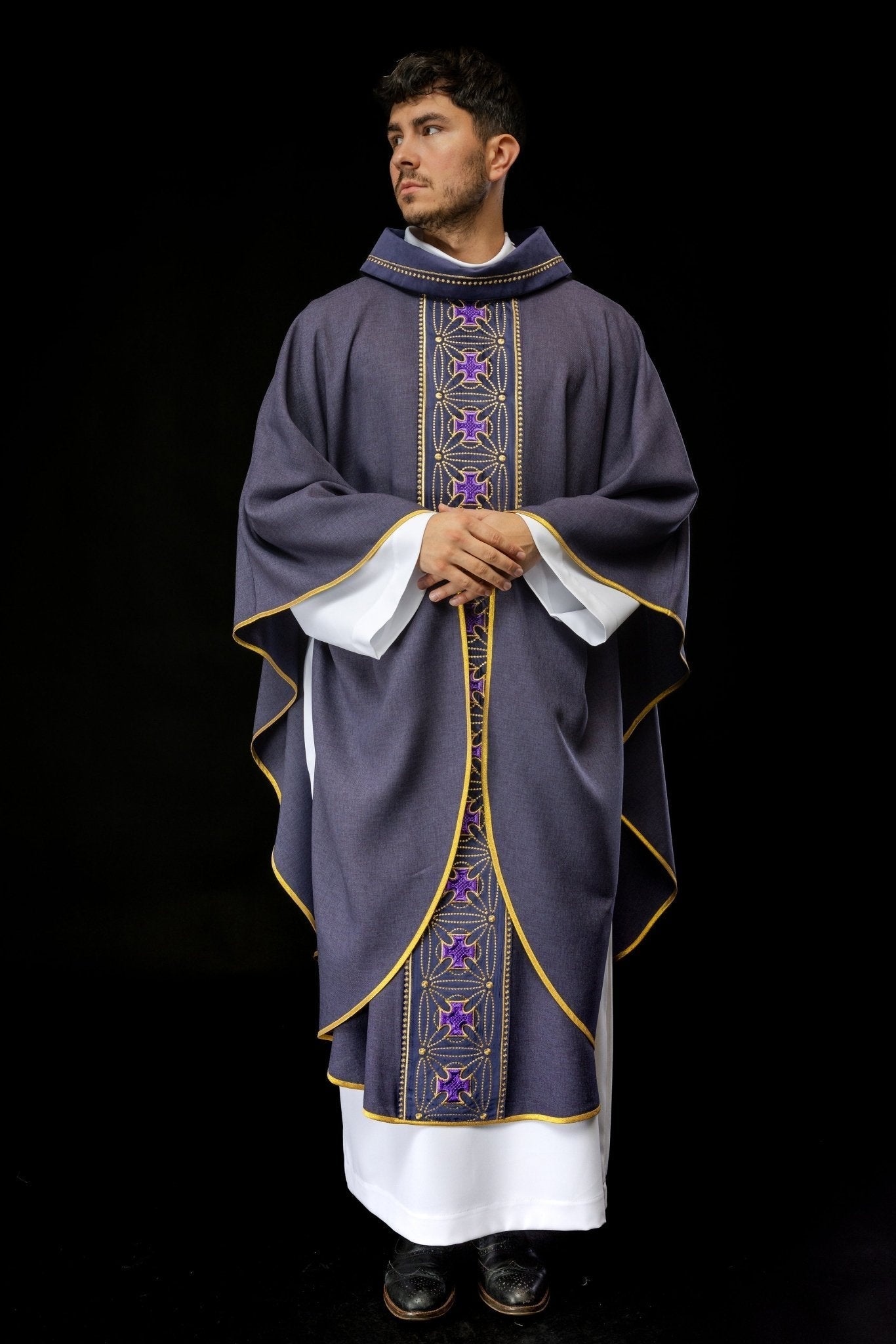 Casulla litúrgica con cinturón ricamente decorado en cruces de color morado S - 7071 - 03 - 70 - CASULLAS.ES
