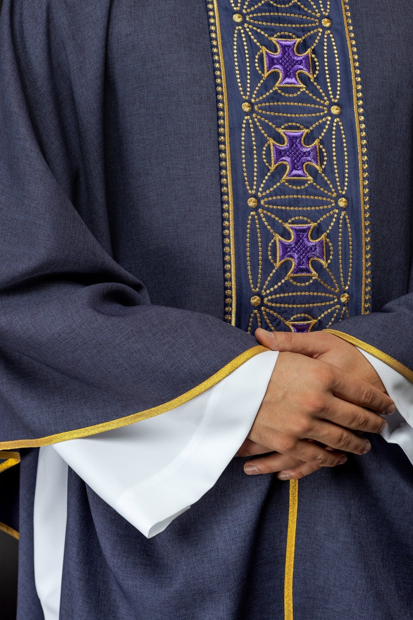 Casulla litúrgica con cinturón ricamente decorado en cruces de color morado S - 7071 - 03 - 70 - CASULLAS.ES