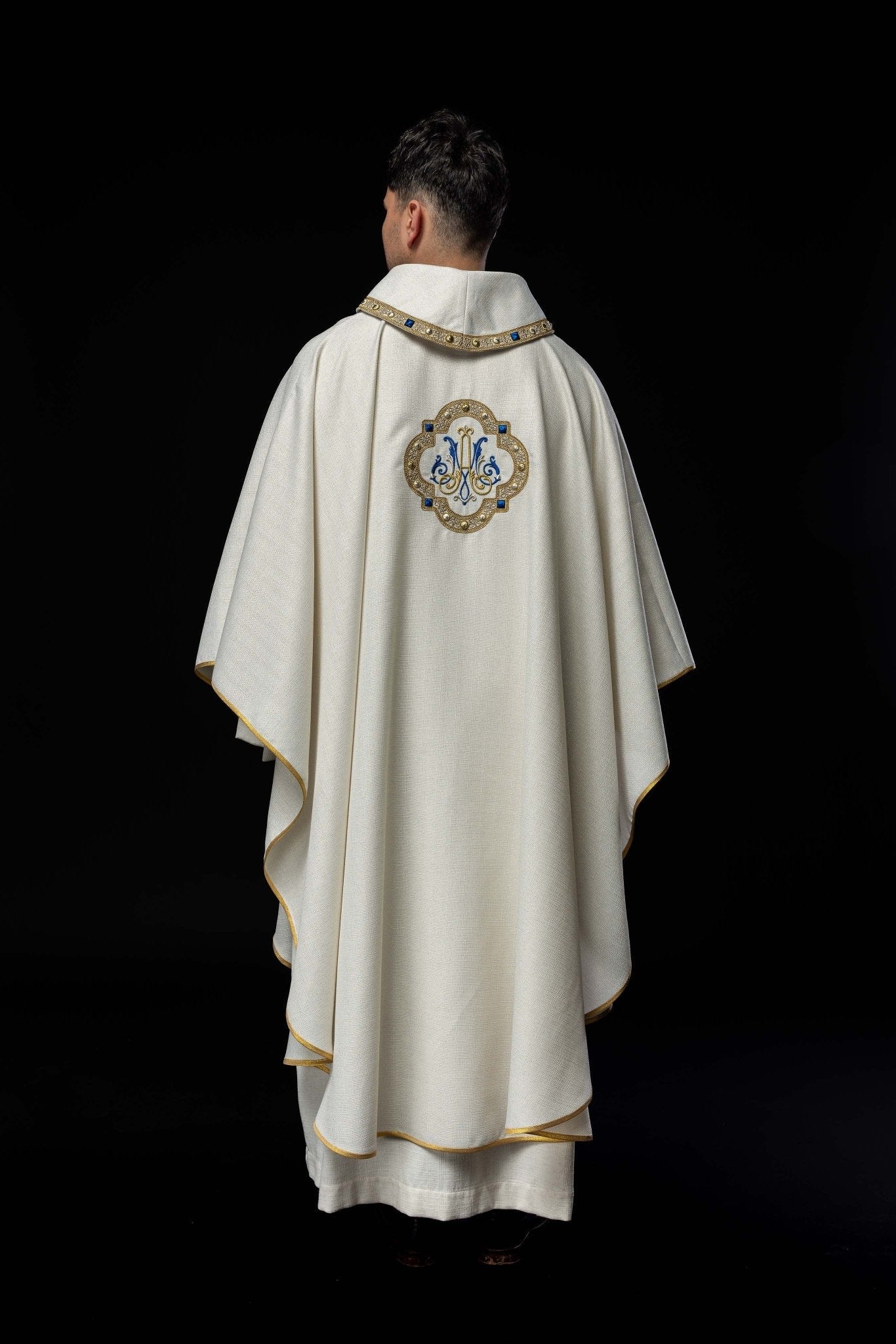 Casulla litúrgica con escudo Mariano bordado S - 7074 - 05 - 71 - CASULLAS.ES