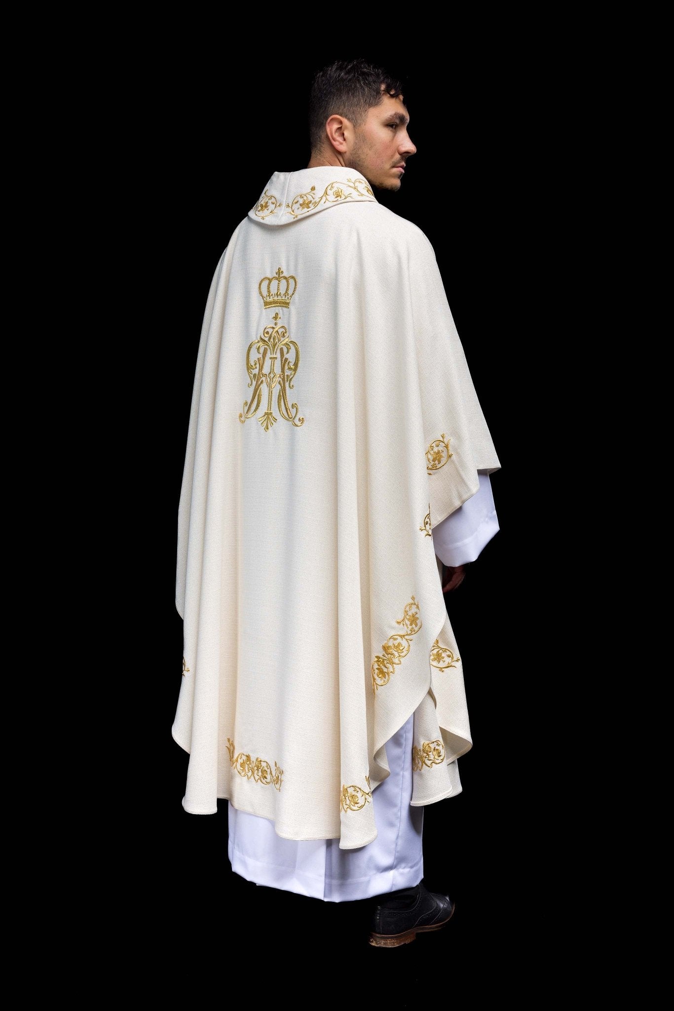 Casulla litúrgica con escudo mariano bordado y corona S-7064-05-71 - CASULLAS.ES