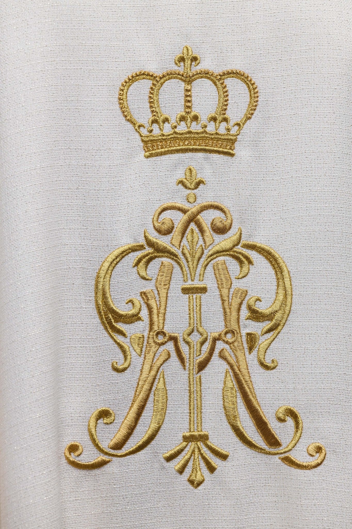 Casulla litúrgica con escudo mariano bordado y corona S-7064-05-71 - CASULLAS.ES