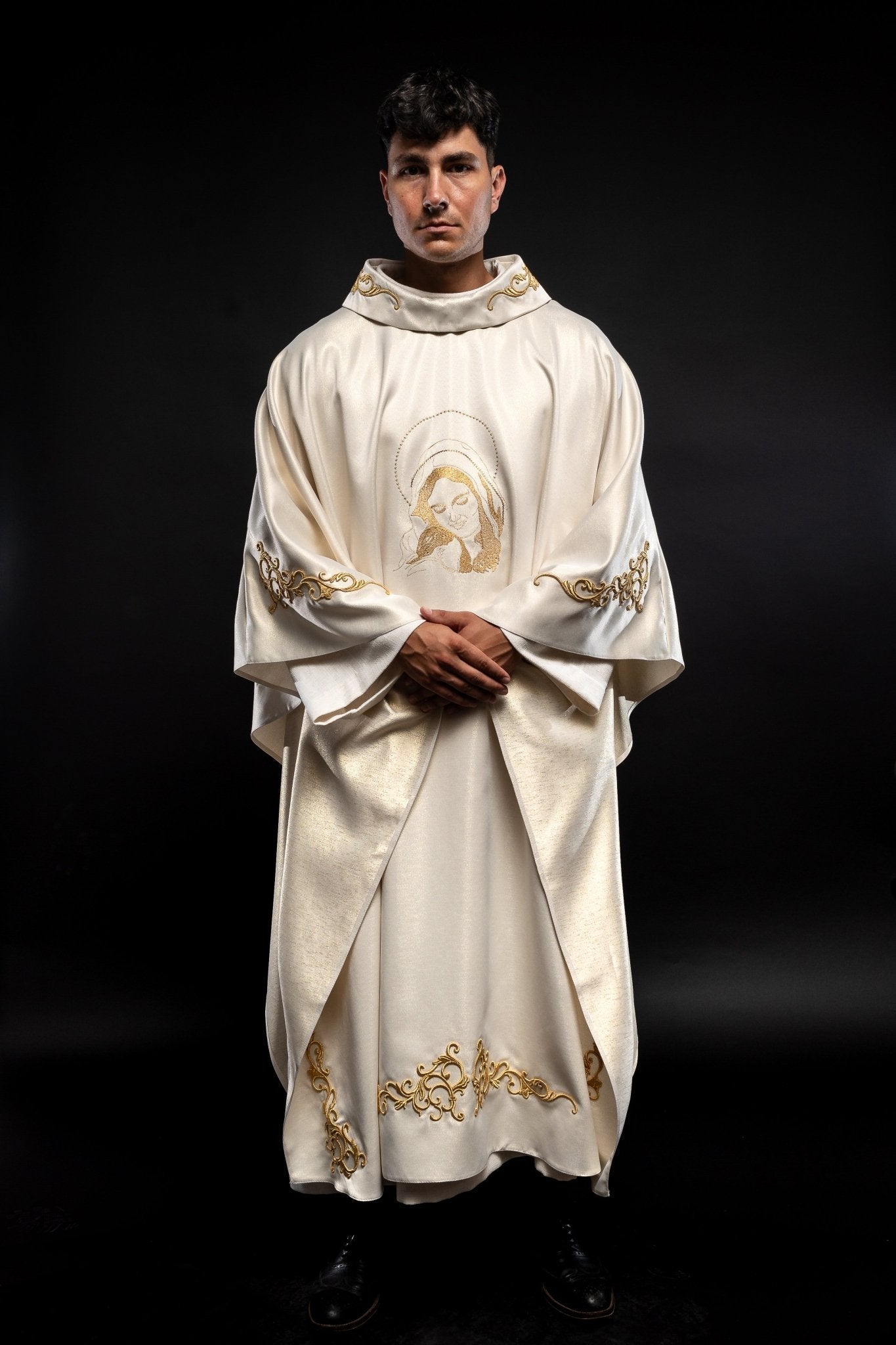 Casulla litúrgica con imagen de la Virgen María abrazando S - 7055 - 05 - 54 - CASULLAS.ES
