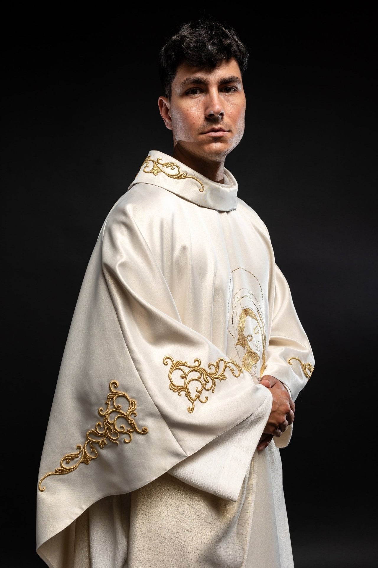 Casulla litúrgica con imagen de la Virgen María abrazando S-7055-05-54 - CASULLAS.ES