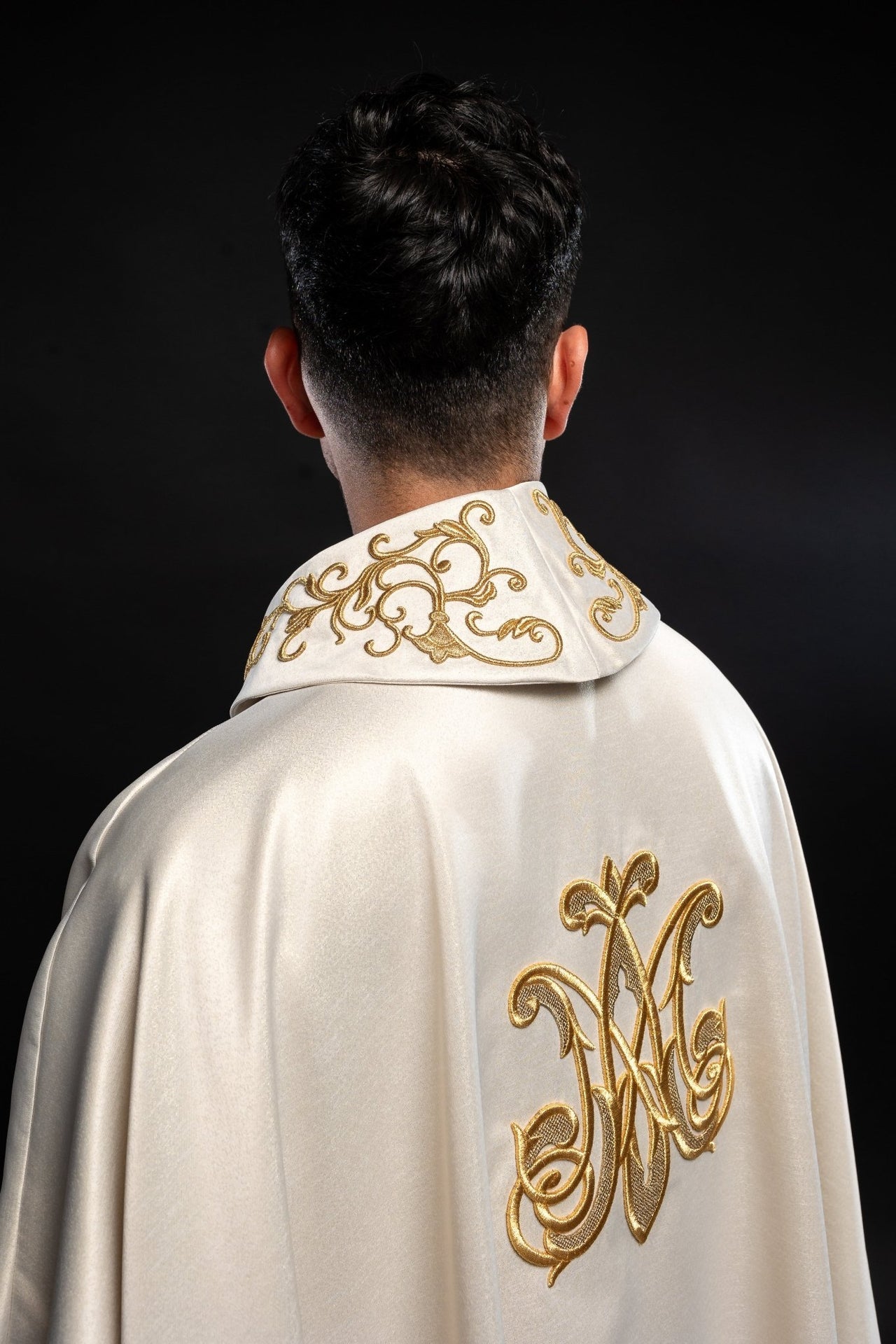 Casulla litúrgica con imagen de la Virgen María abrazando S-7055-05-54 - CASULLAS.ES