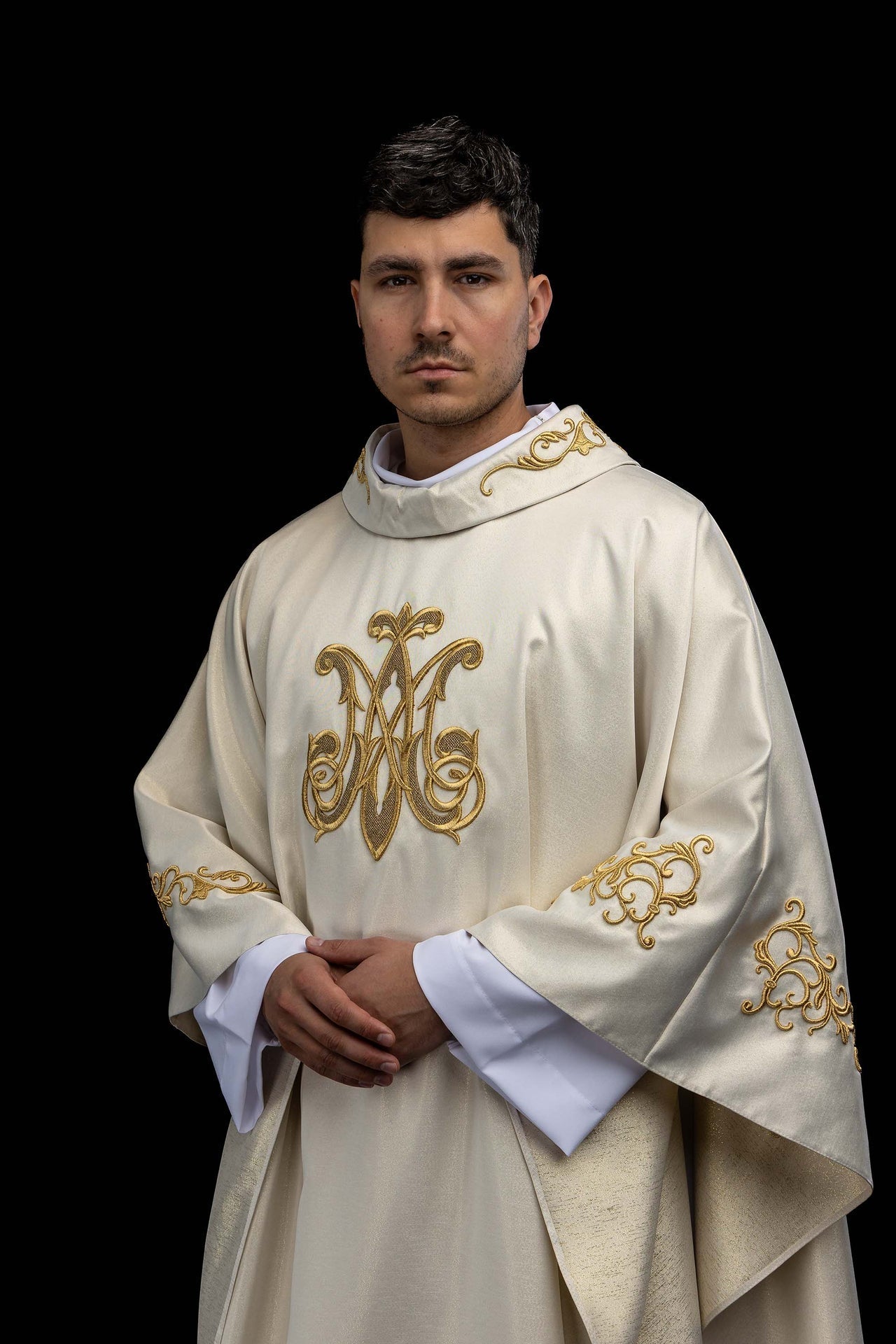 Casulla litúrgica con símbolo mariano bordado S-7555-05-54 - CASULLAS.ES