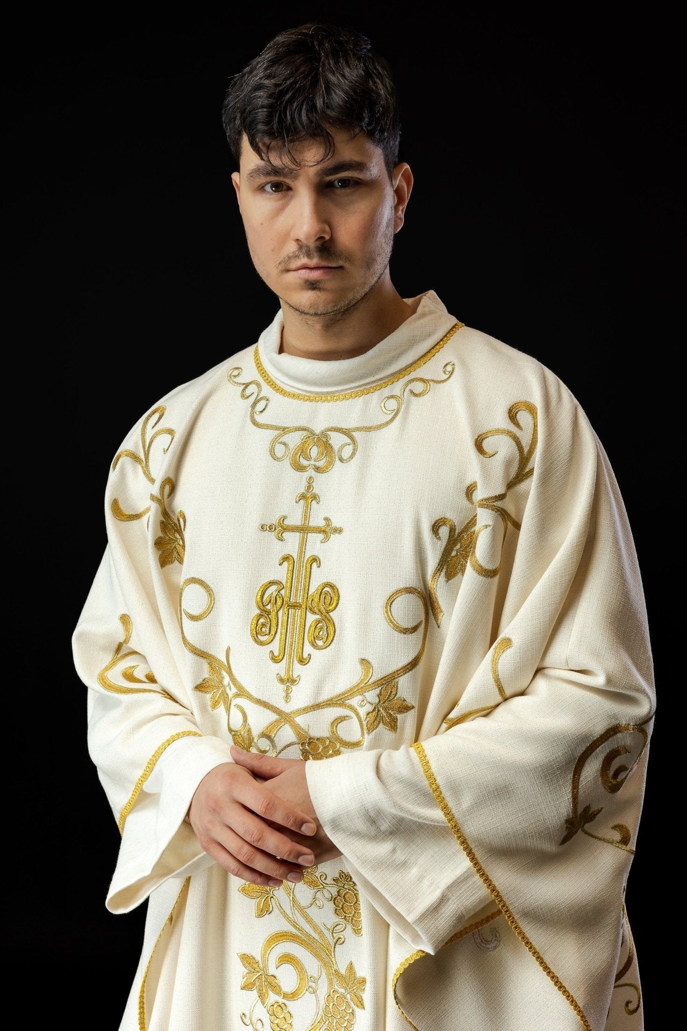 Casulla litúrgica de color crudo decorada con bordado IHS y uvas LE/7037/05 - CASULLAS.ES