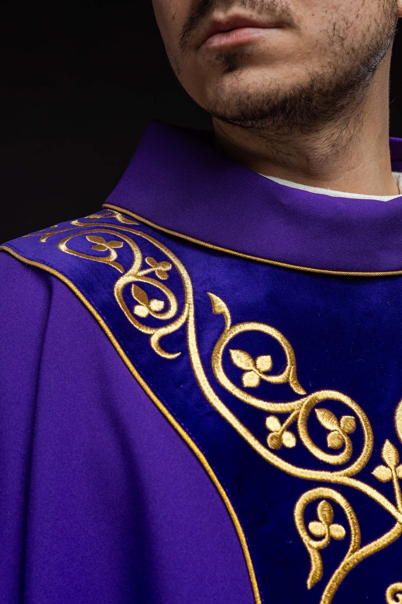 Casulla litúrgica morada con bordado en terciopelo KOR/169/03 - CASULLAS.ES