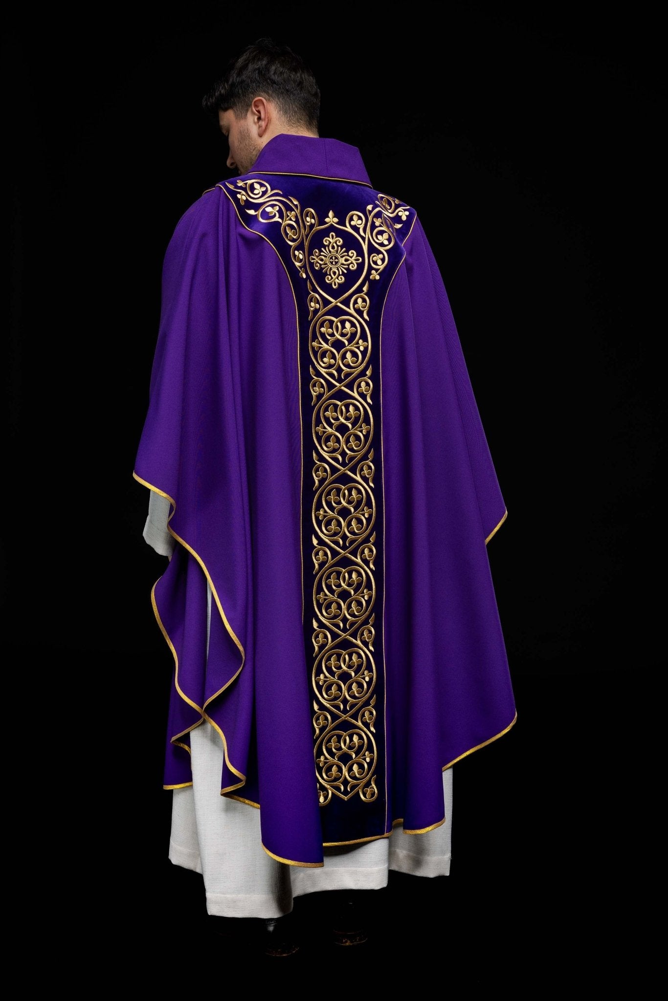 Casulla litúrgica morada con bordado en terciopelo KOR/169/03 - CASULLAS.ES