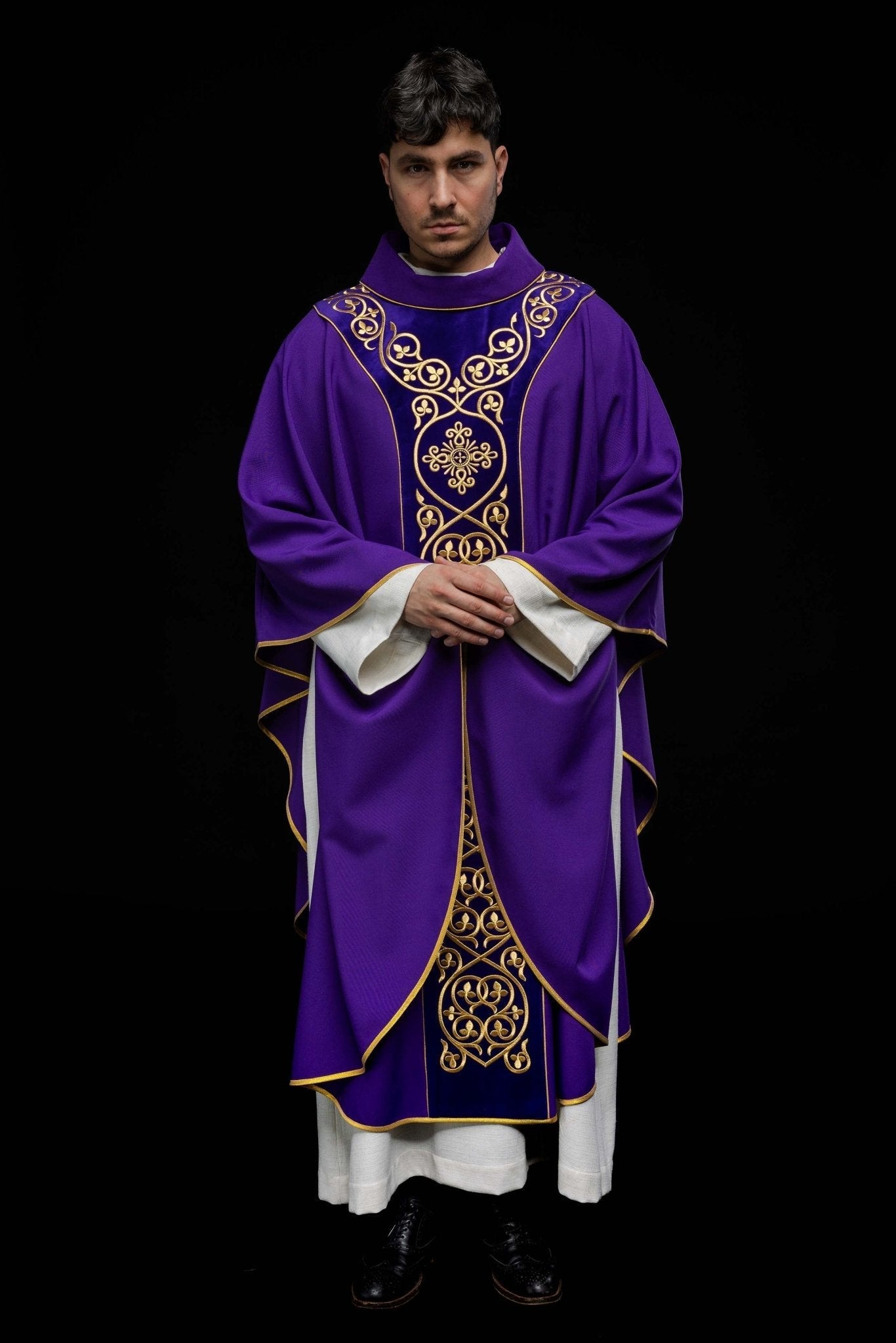 Casulla litúrgica morada con bordado en terciopelo KOR/169/03 - CASULLAS.ES