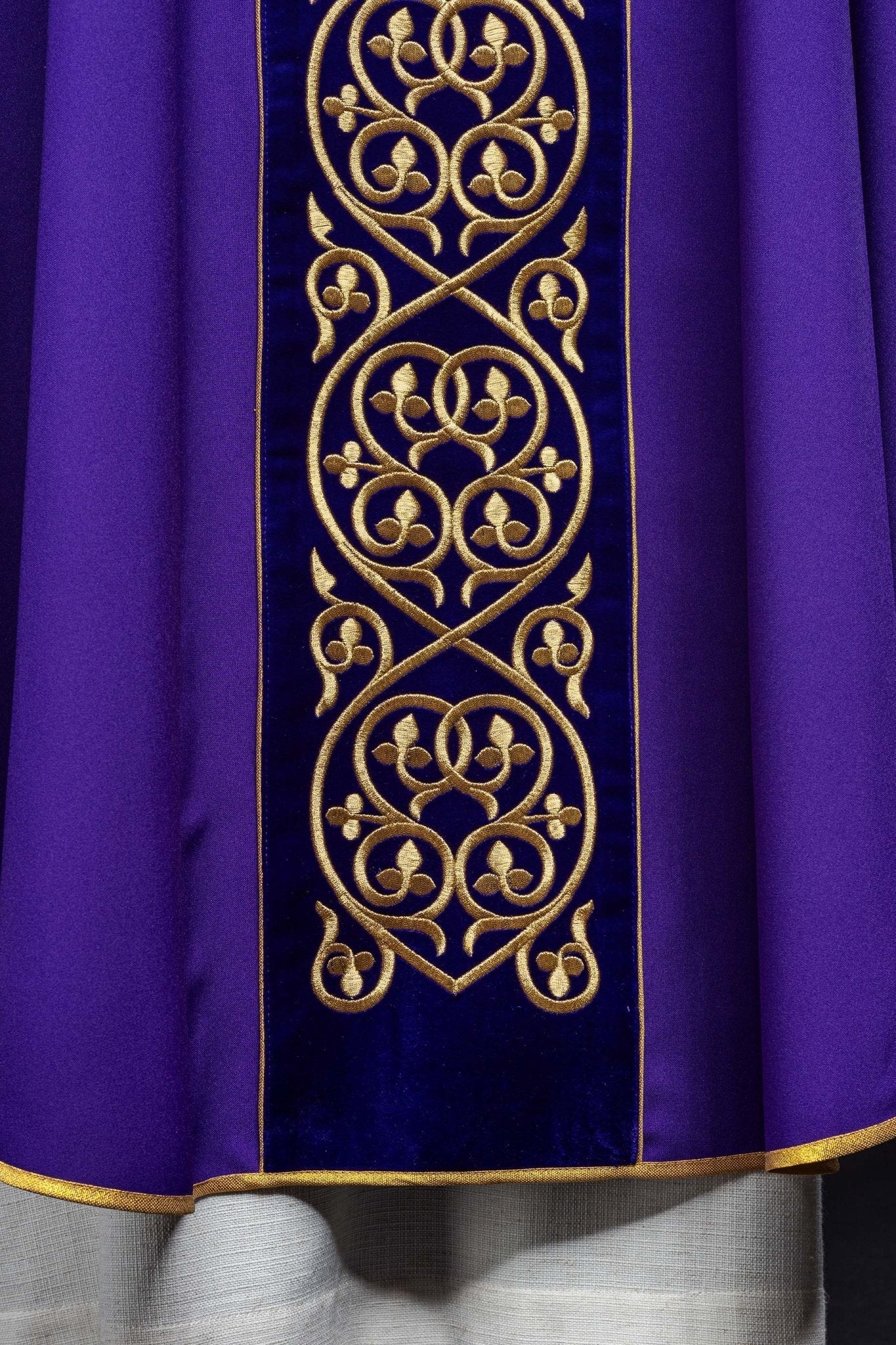 Casulla litúrgica morada con bordado en terciopelo KOR/169/03 - CASULLAS.ES
