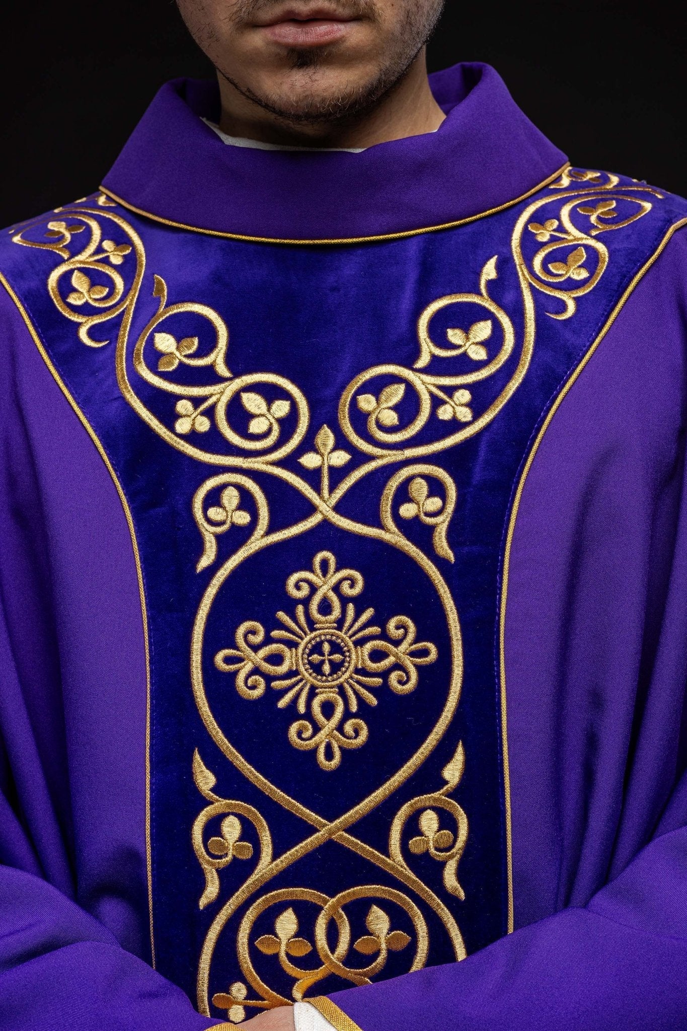 Casulla litúrgica morada con bordado en terciopelo KOR/169/03 - CASULLAS.ES