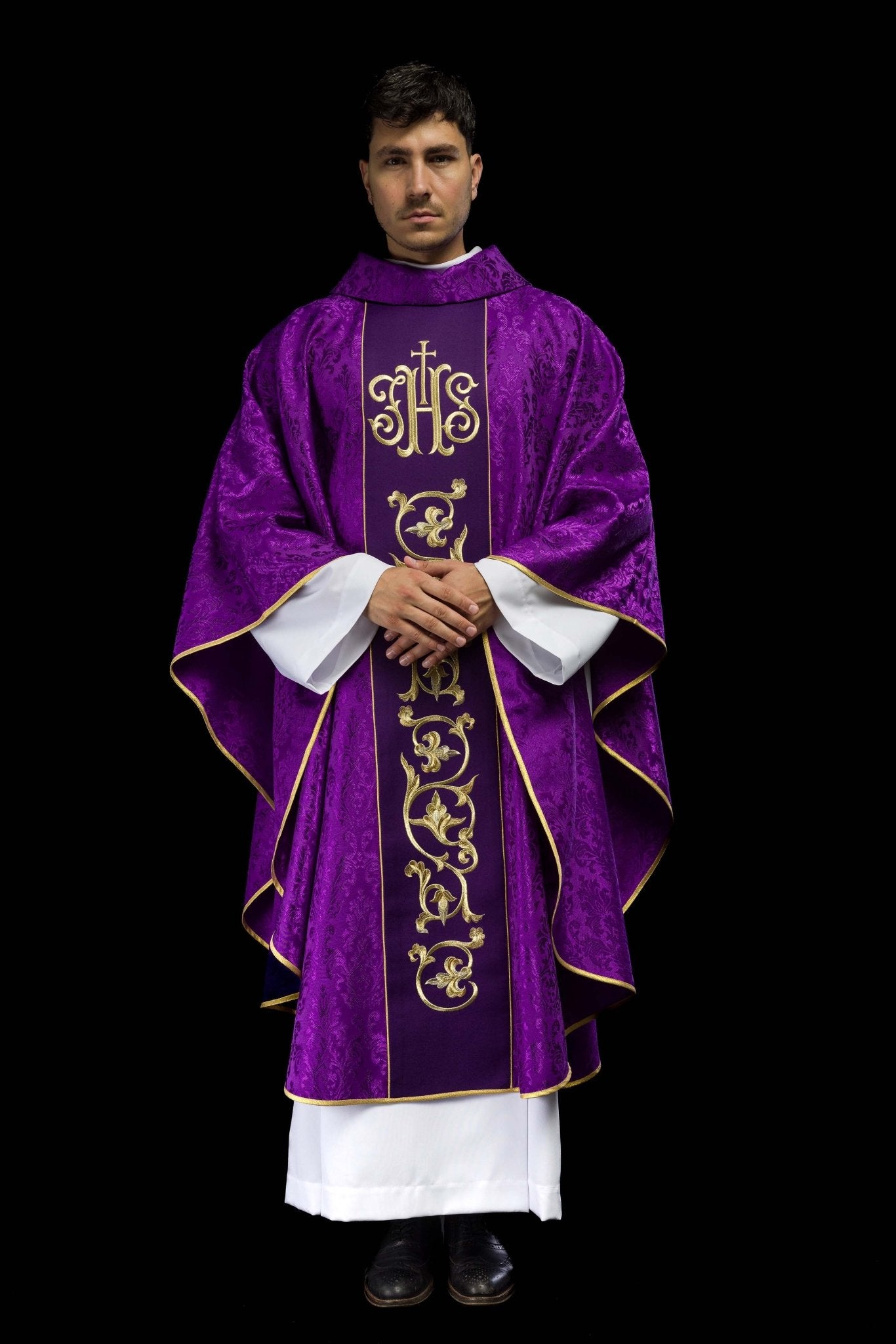 Casulla litúrgica morada con cinturón IHS ricamente decorado S-7059-03-67 - CASULLAS.ES
