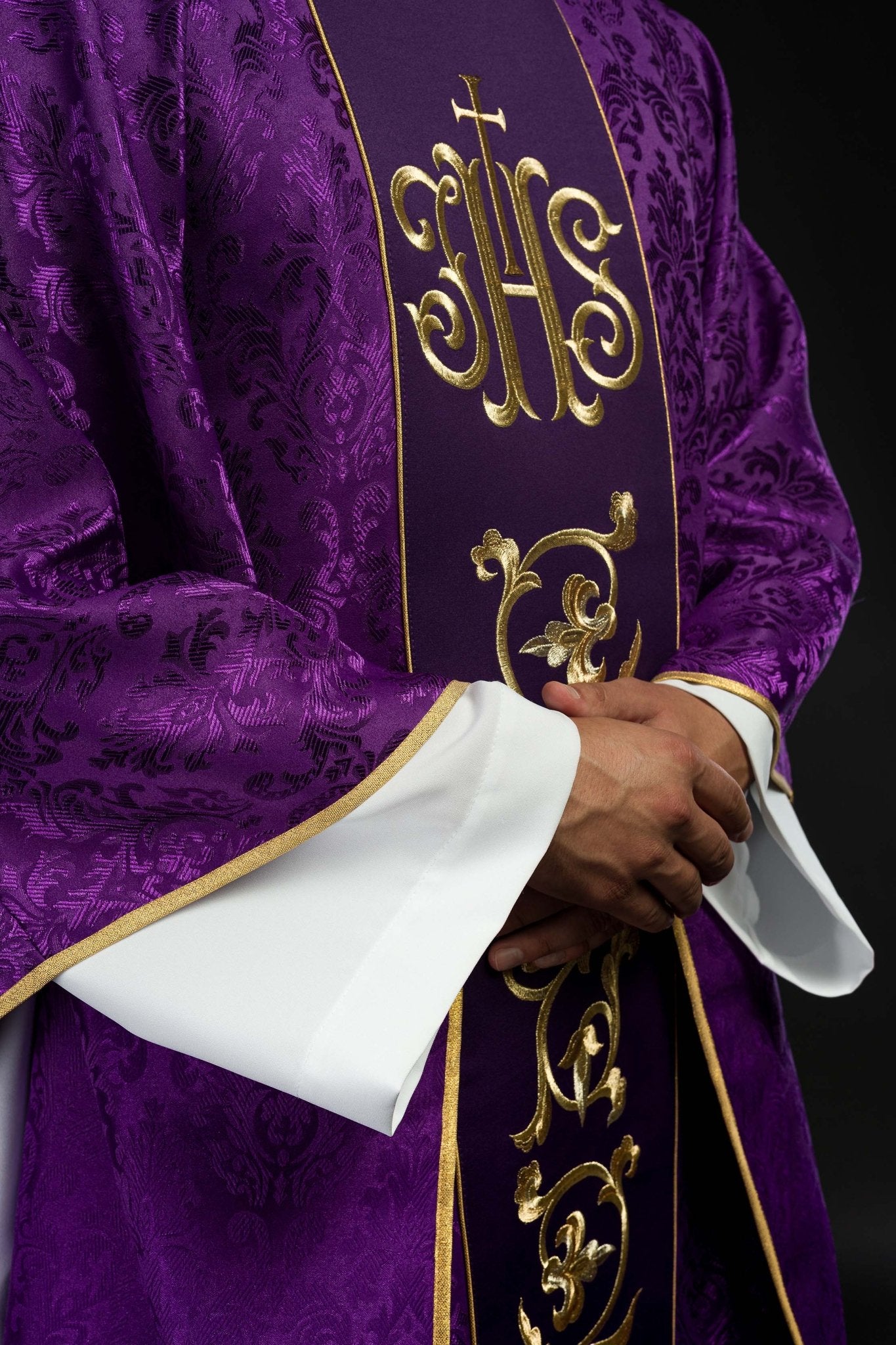 Casulla litúrgica morada con cinturón IHS ricamente decorado S-7059-03-67 - CASULLAS.ES